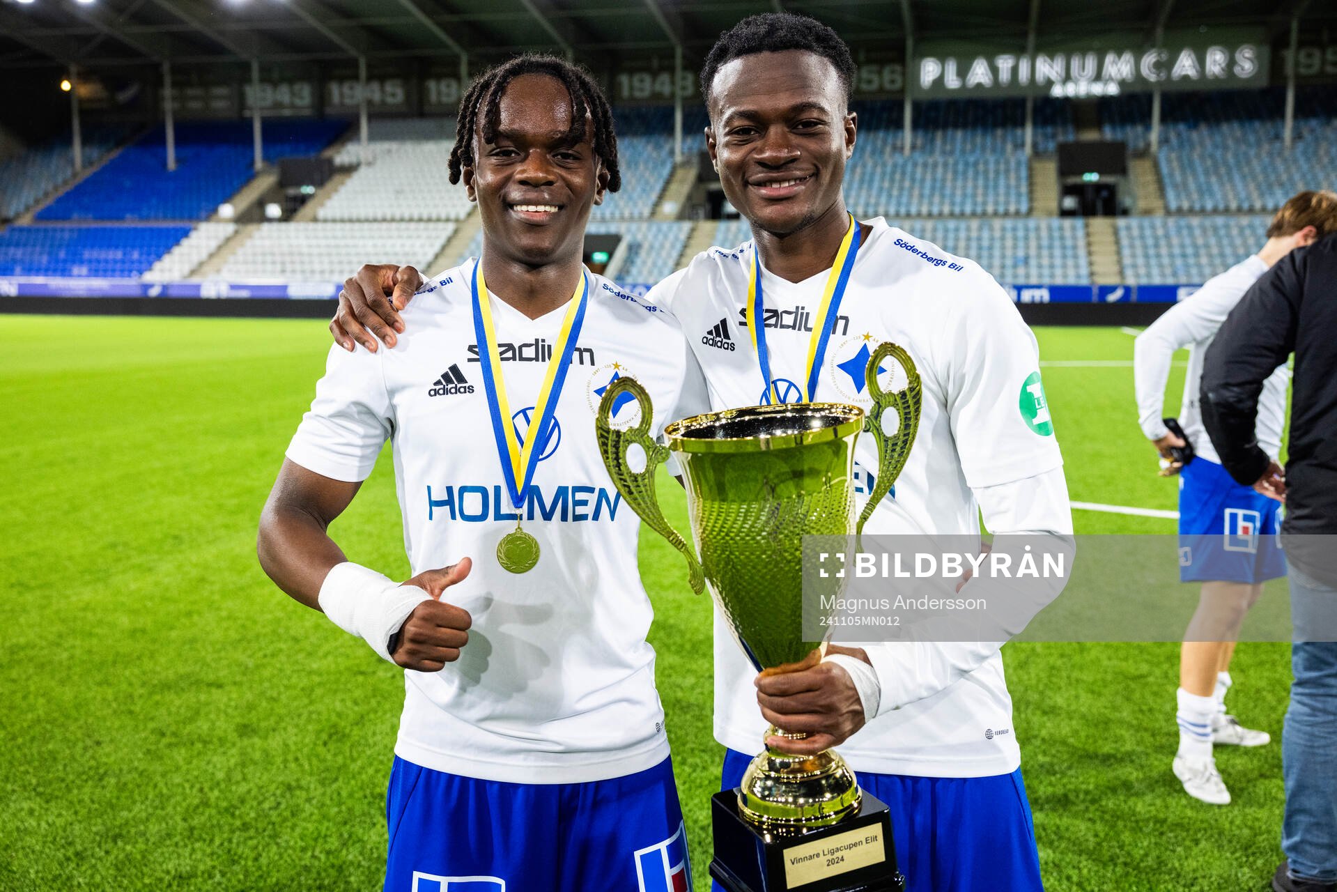 Norrköpings Manaf Rawufu och Stephen Bolma jublar med