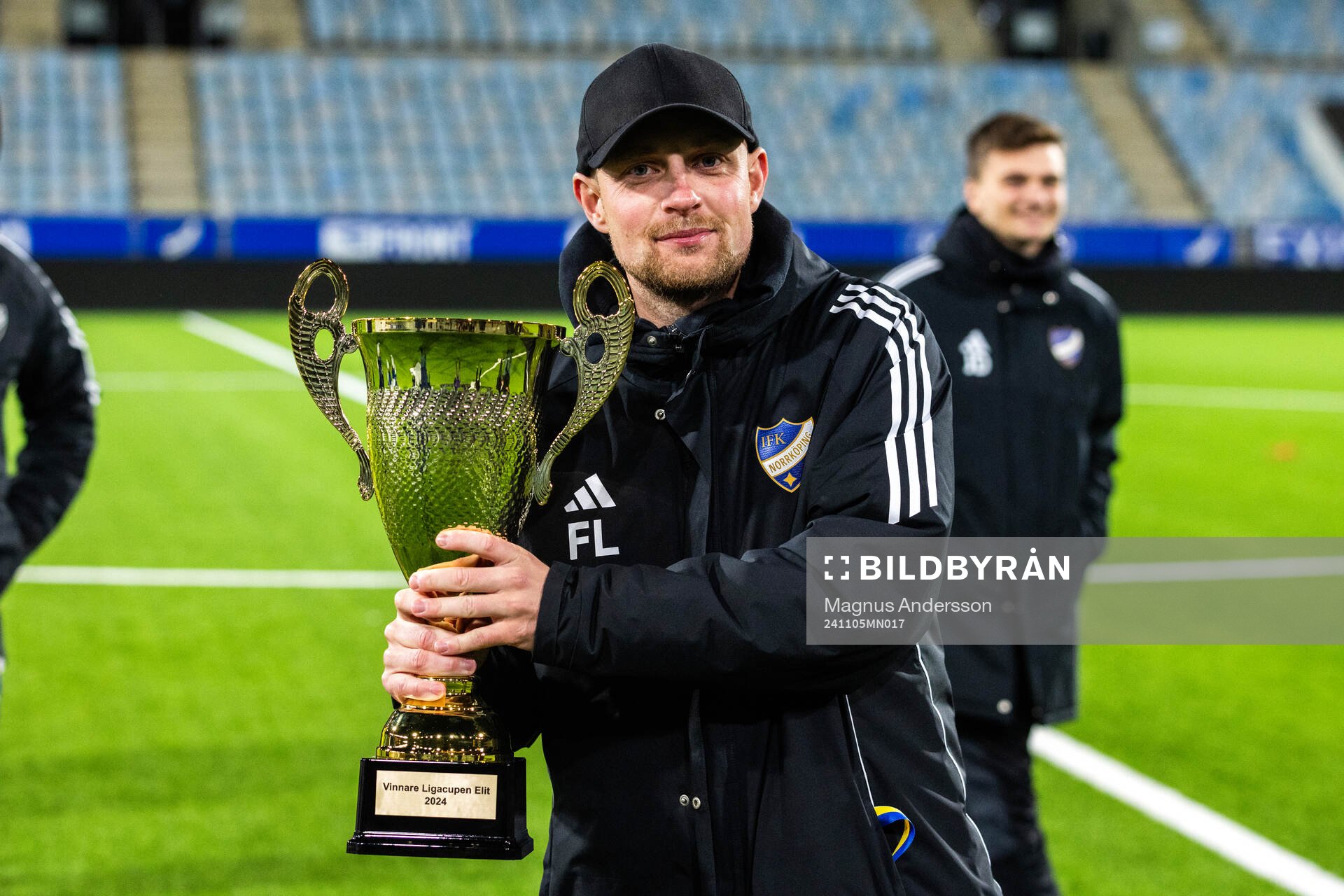 Norrköpings tränare Fredrik Landén jublar med pokalen