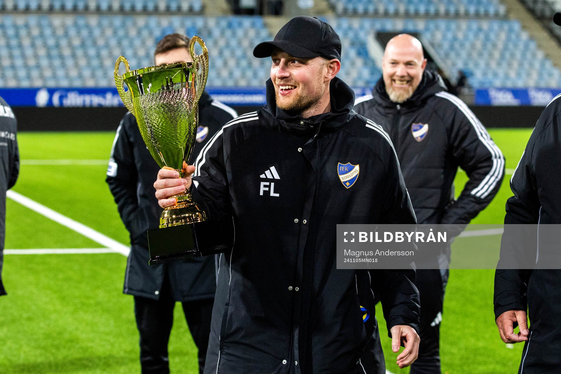 Norrköpings tränare Fredrik Landén jublar med pokalen