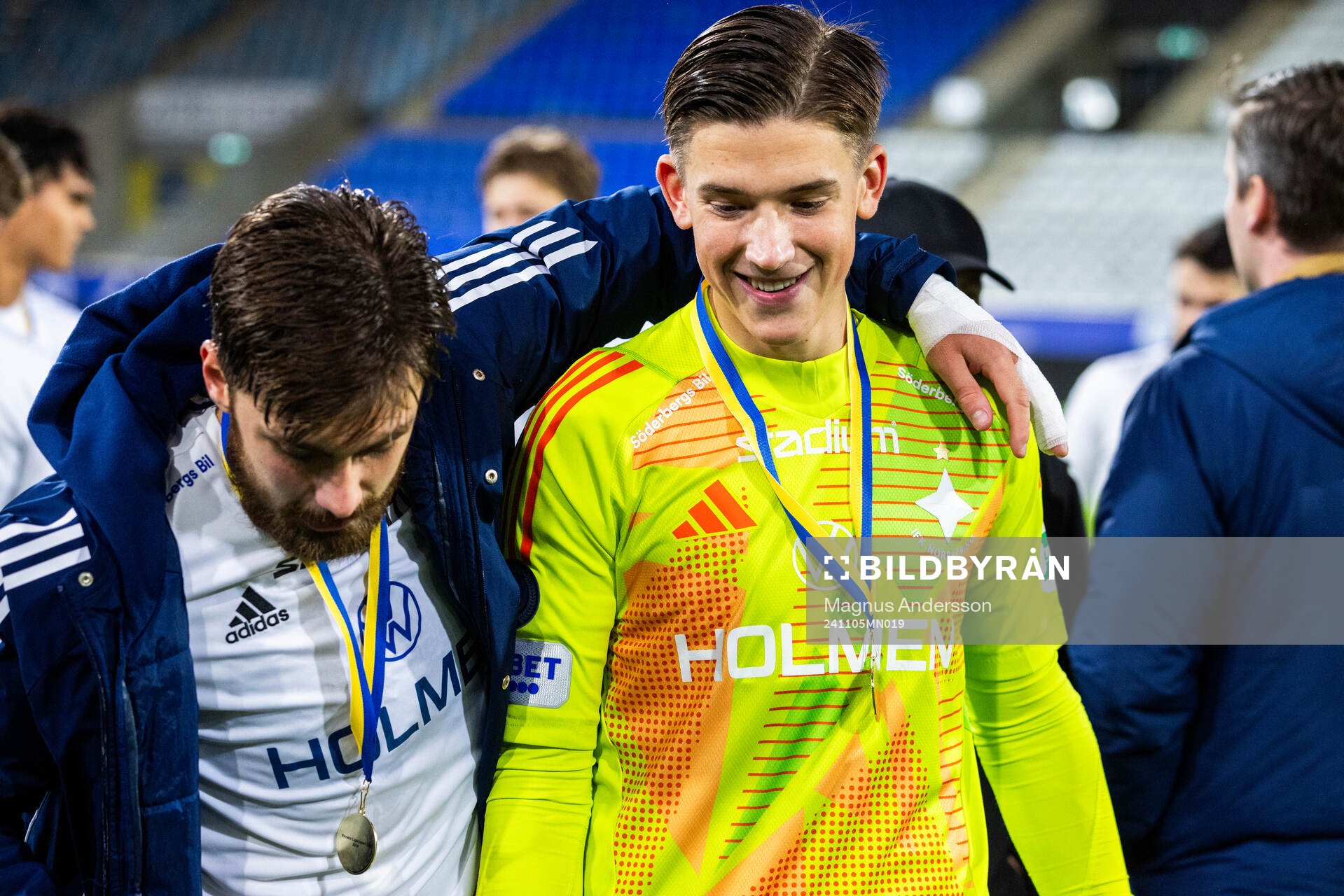 Norrköpings Tim Prica och målvakt David Andersson jublar