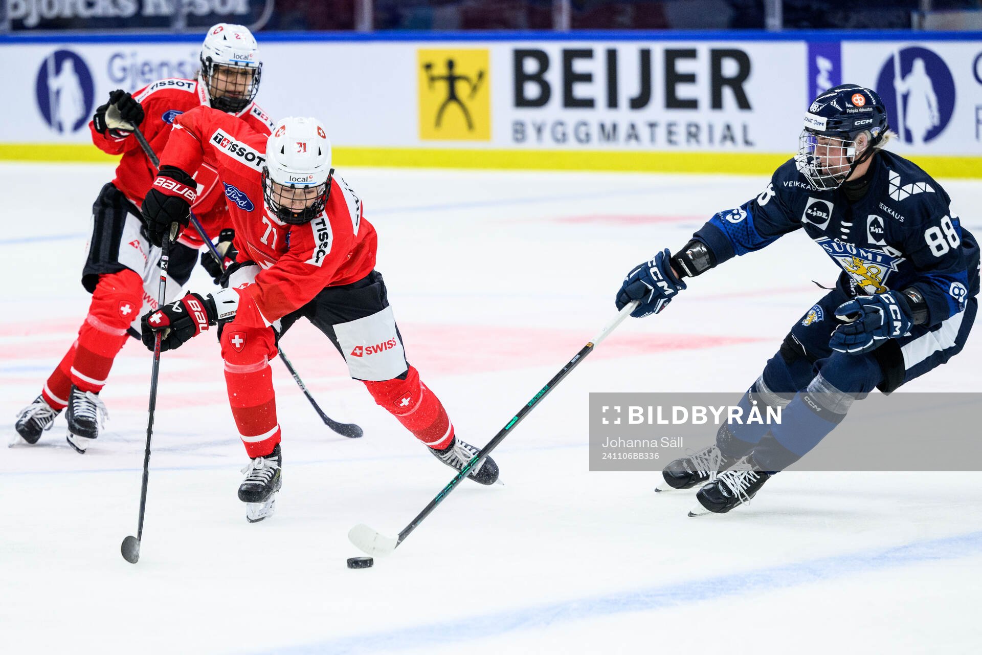 Lena Marie Lutz of Switzerland and Ronja Savolainen of