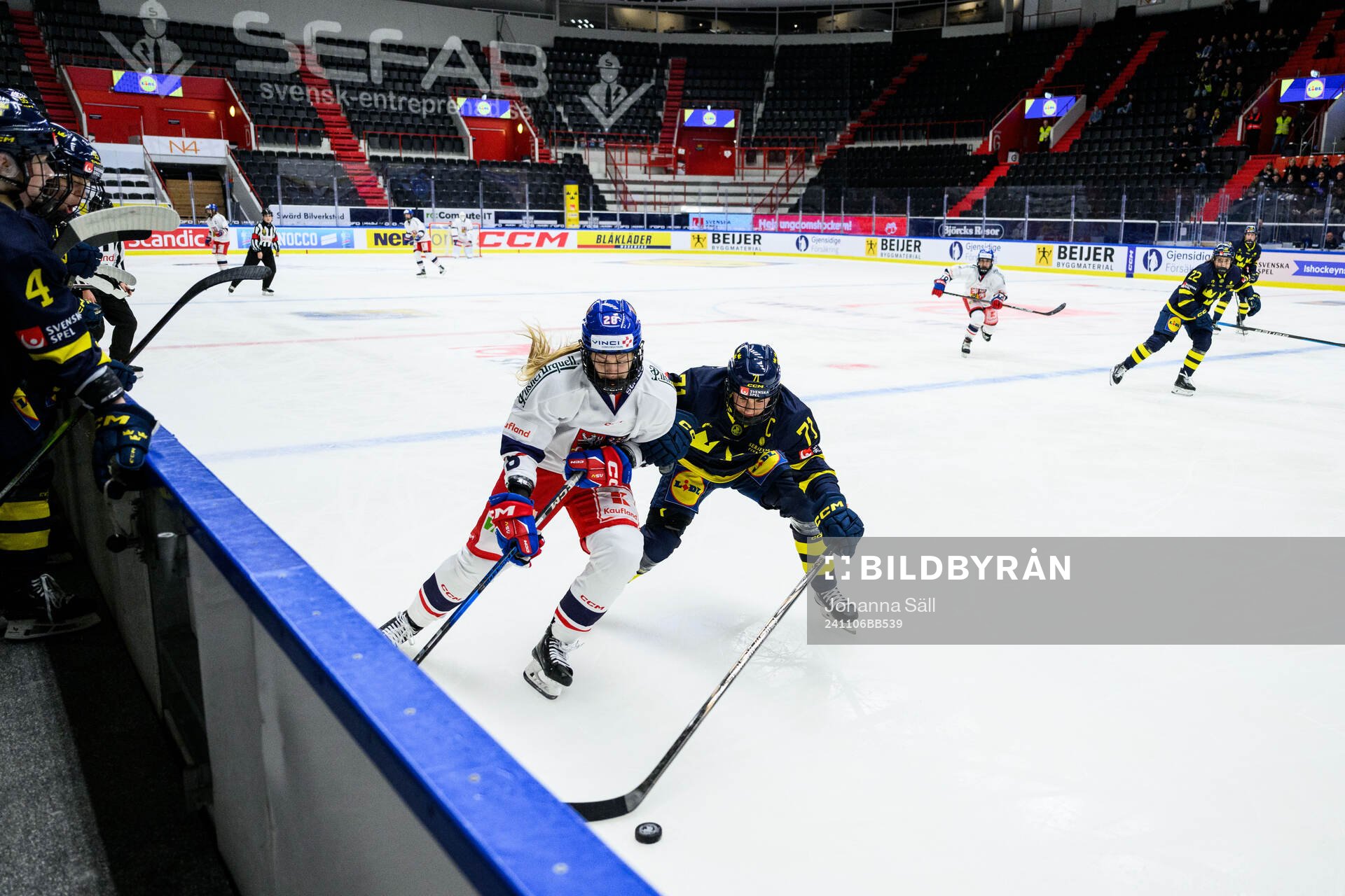 Noemi Neubauerova of Czech Republic and Anna Kjellbin of