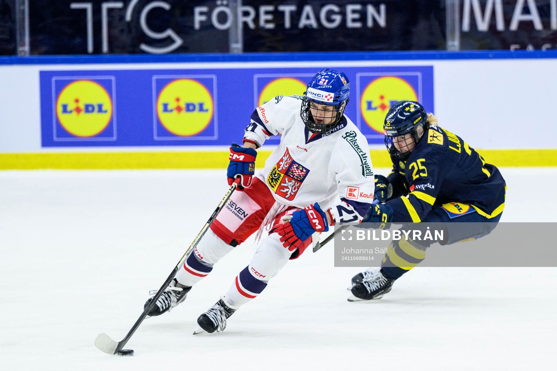Tereza Vanisova of Czech Republic and Lina Ljungblom of