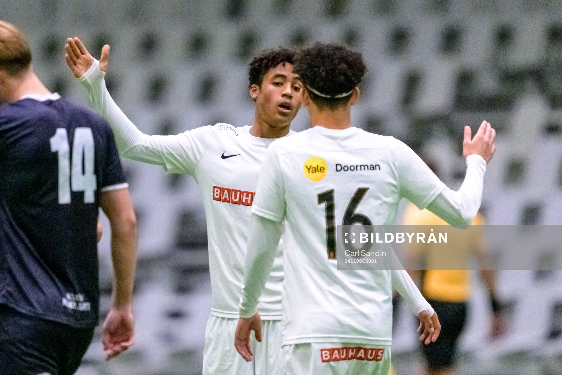 Brommapojkarnas Sion Oppong jublar