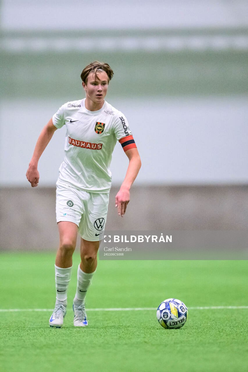 Brommapojkarnas Edgar Backteman under fotbollsmatchen i Skandinaviska Mästerskapen mellan Viking och Brommapojkarna den 6 november 2024 i Borås.