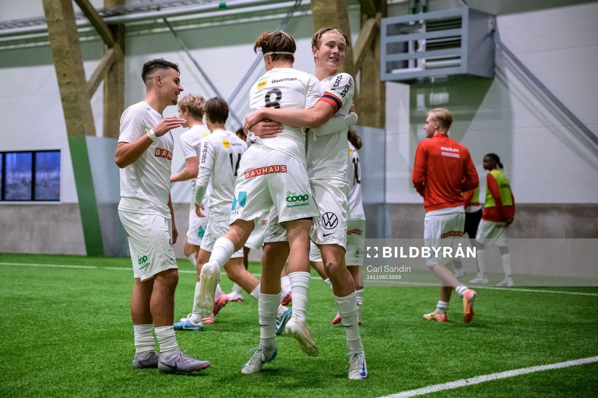 Brommapojkarnas Love Arrhov och Edgar Backteman jublar