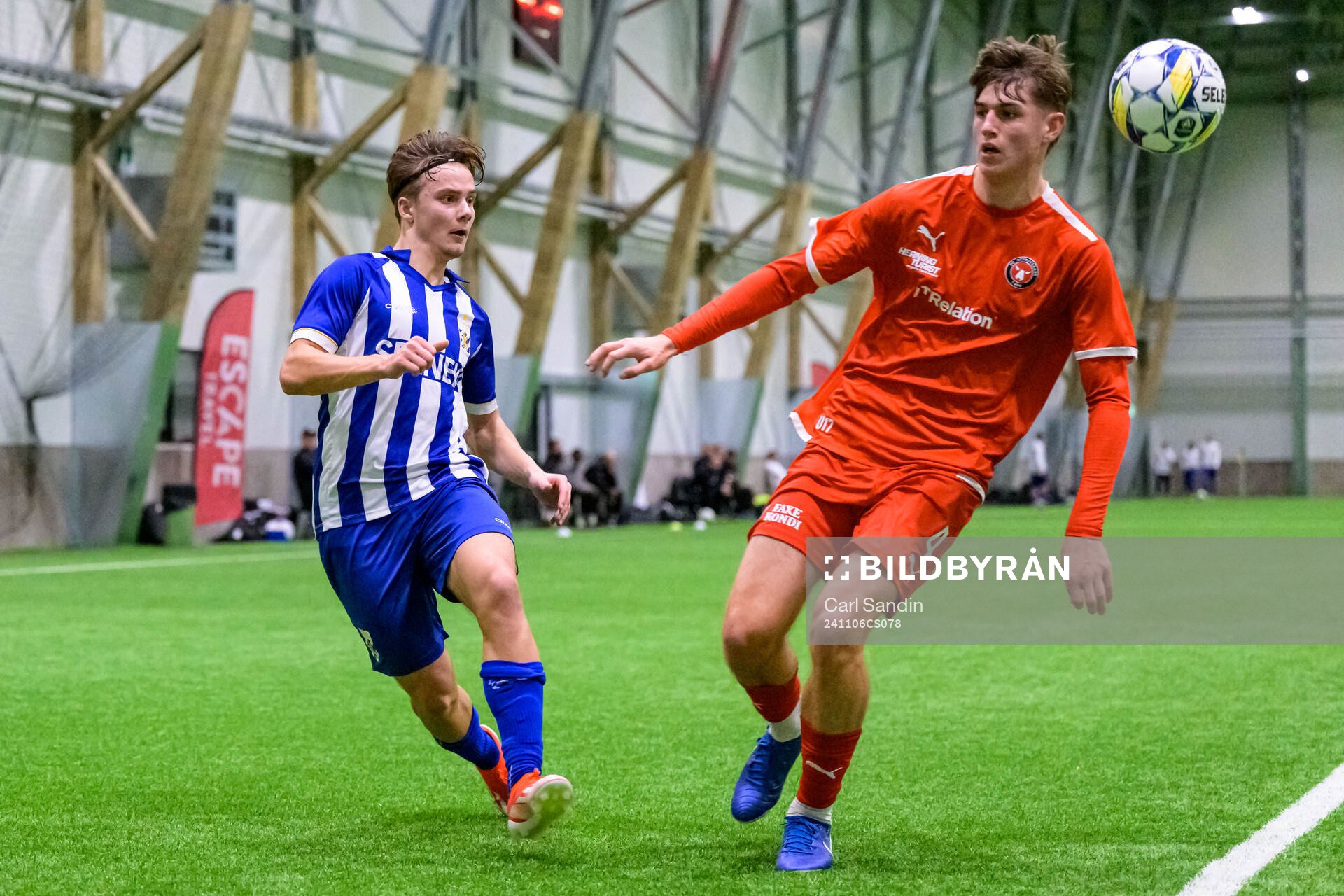 IFK Göteborgs Noa Lindén och Midtjyllands Magne Kristensen under fotbollsmatchen i Skandinaviska Mästerskapen mellan IFK Göteborg och Midtjylland den 6 november 2024 i Borås.