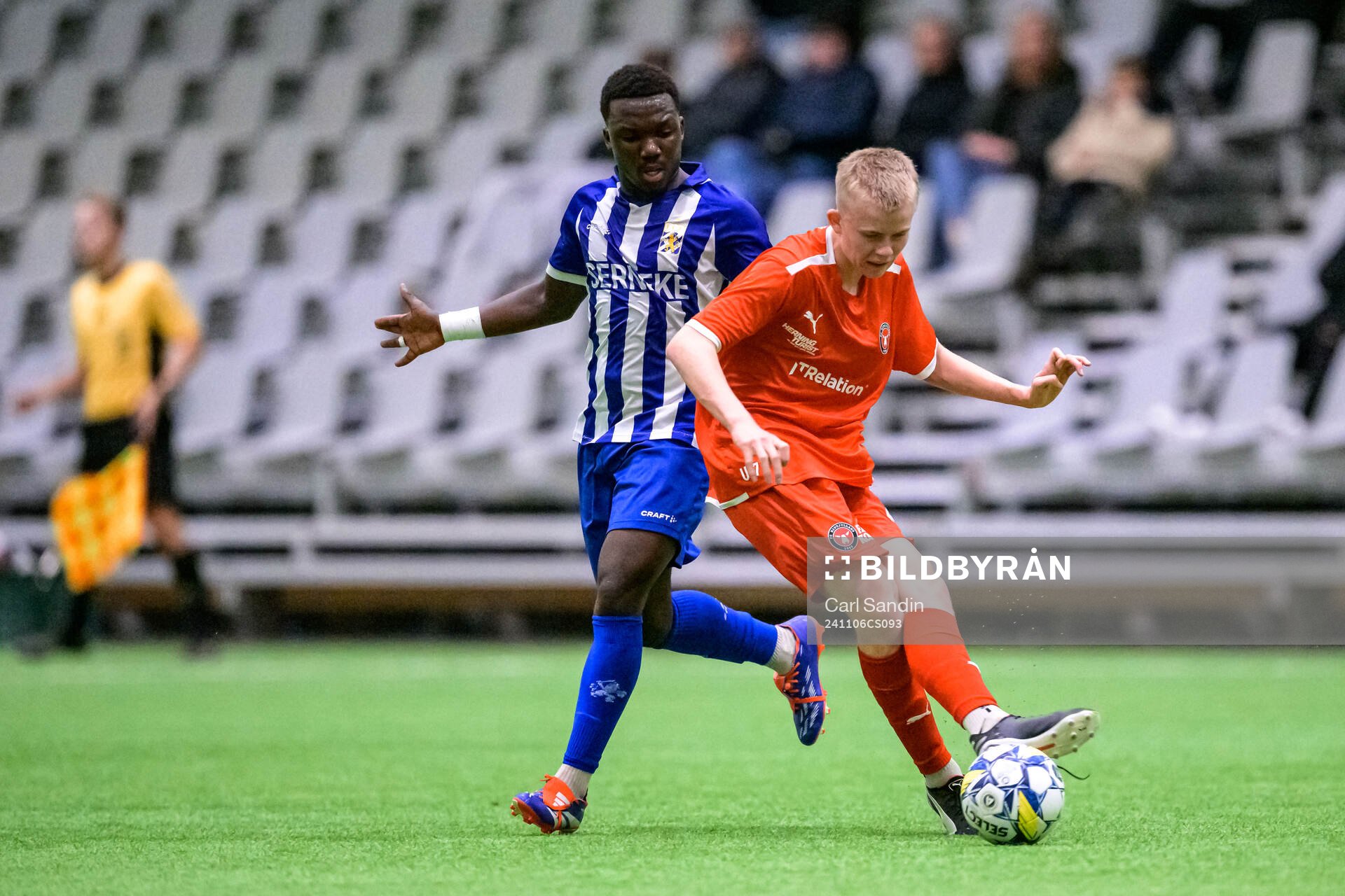 IFK Göteborgs Manassé Diallo och Midtjyllands Noah Kjer