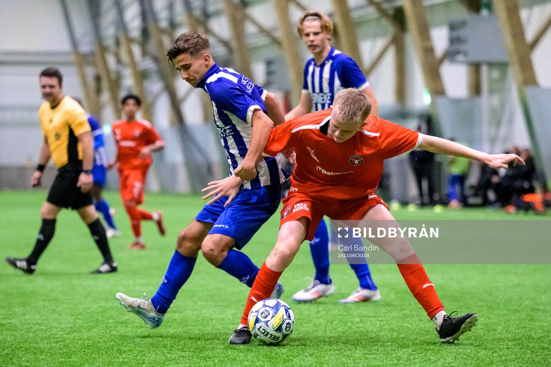 IFK Göteborgs Sebastian Berggren och Midtjyllands Noah Kjer under fotbollsmatchen i Skandinaviska Mästerskapen mellan IFK Göteborg och Midtjylland den 6 november 2024 i Borås.