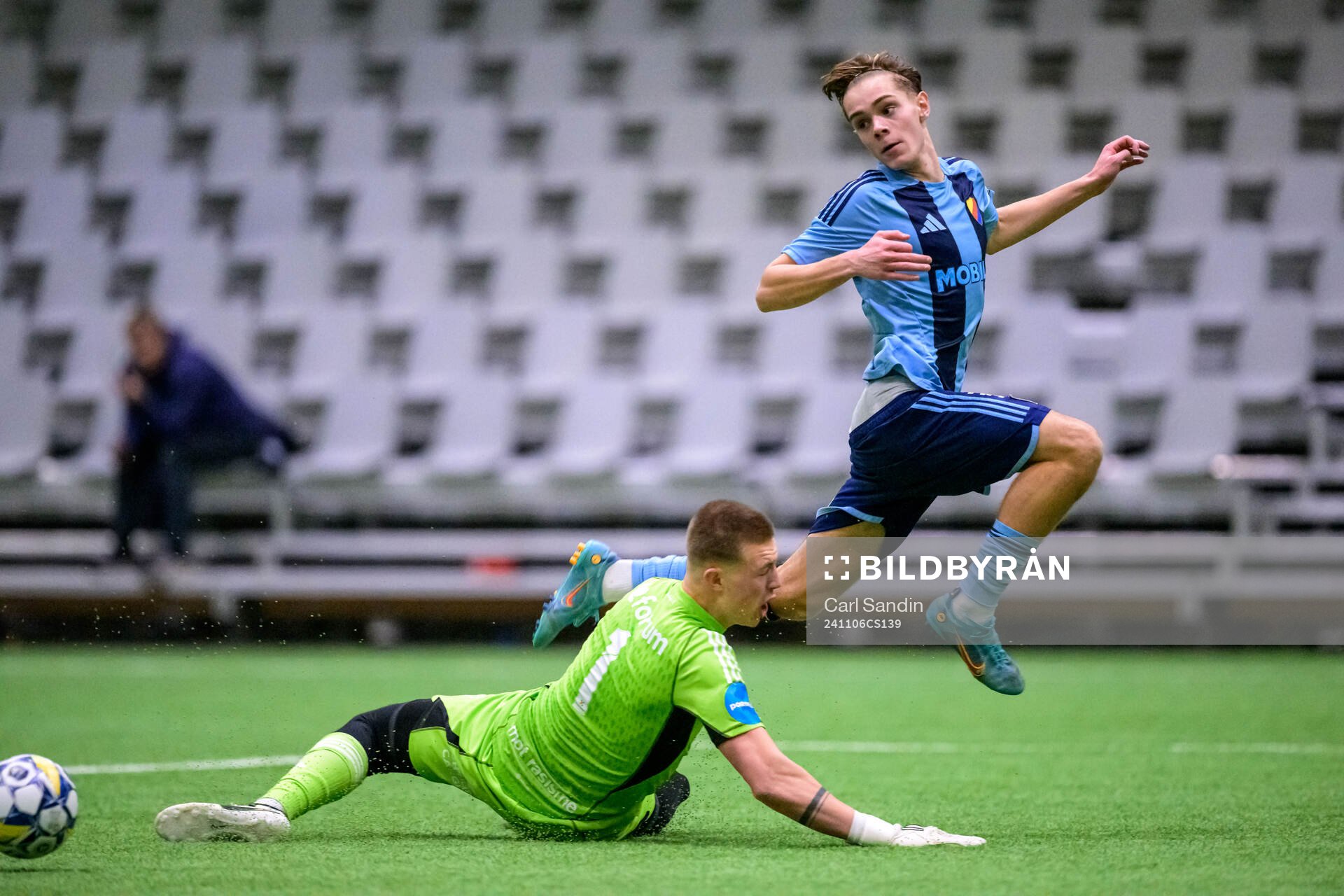 Vålerengas Ulrik Strøm och Djurgårdens Liam Valentini under fotbollsmatchen i Skandinaviska Mästerskapen mellan Vålerenga och Djurgården den 6 november 2024 i Borås.
