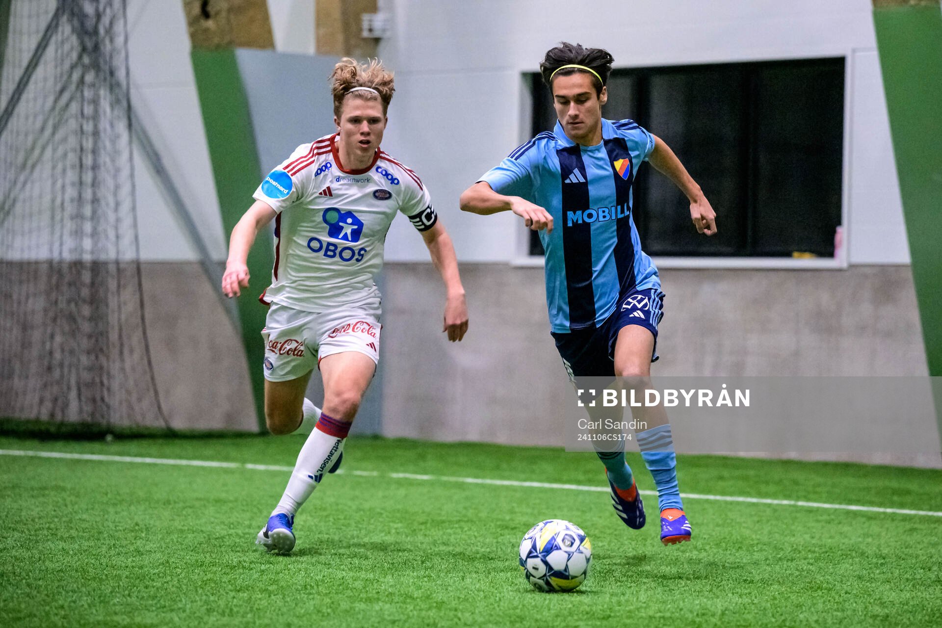 Vålerengas Jakob Stang Granli Hansen och Djurgårdens Kevin Tadayon under fotbollsmatchen i Skandinaviska Mästerskapen mellan Vålerenga och Djurgården den 6 november 2024 i Borås.