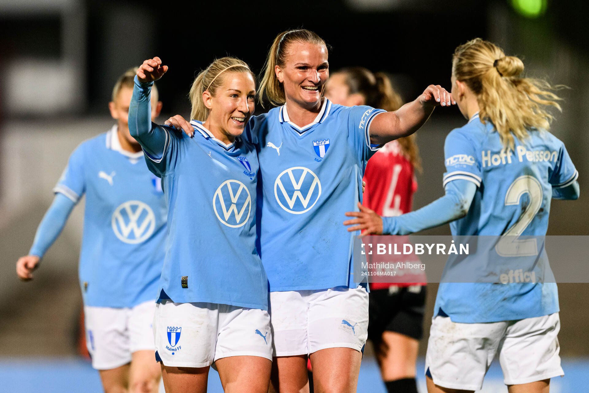 Malmö FFs Mia Persson jublar med lagkamrater