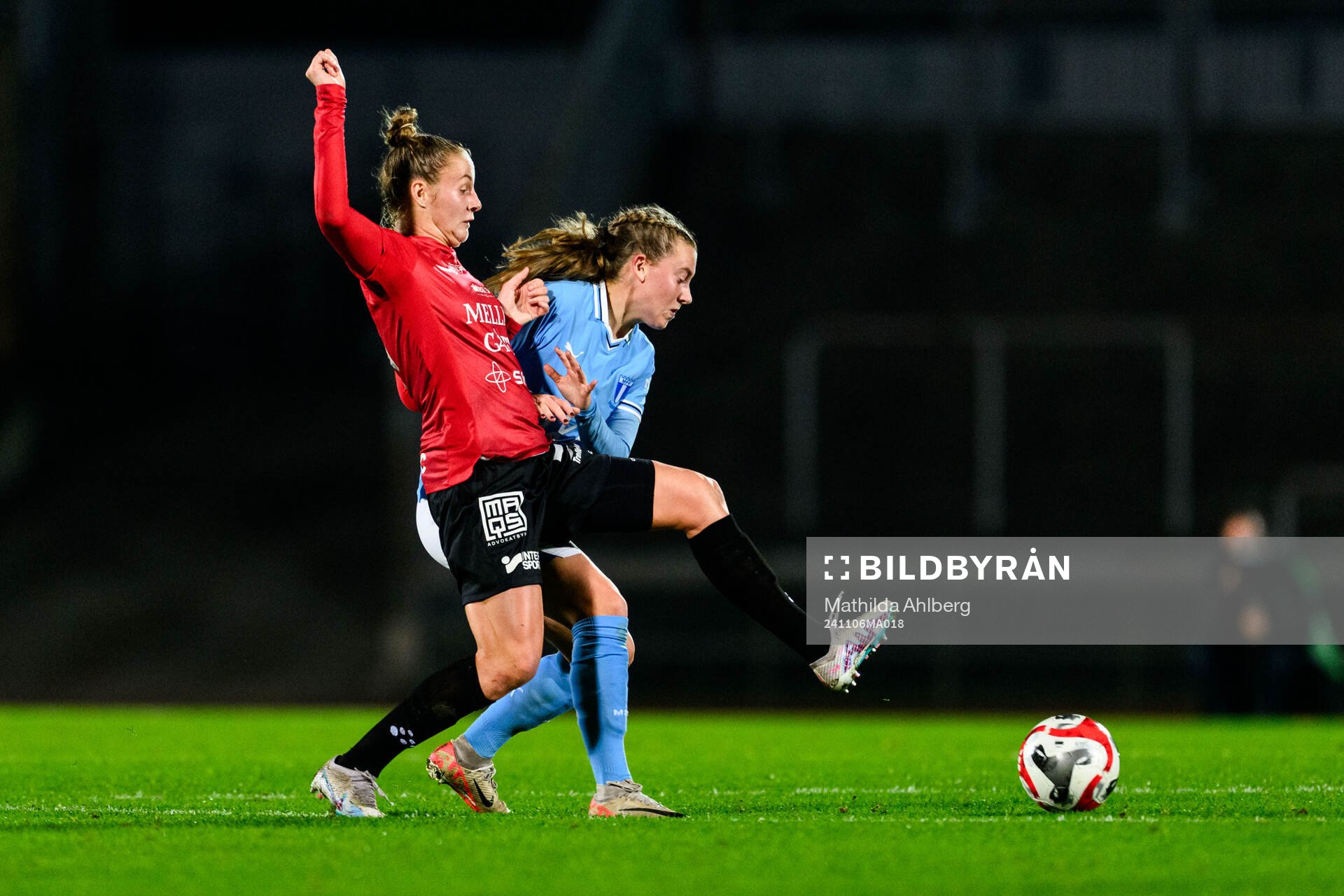 Trelleborgs Sofie Rewucha och Malmö FFs Agnes Mårtensson