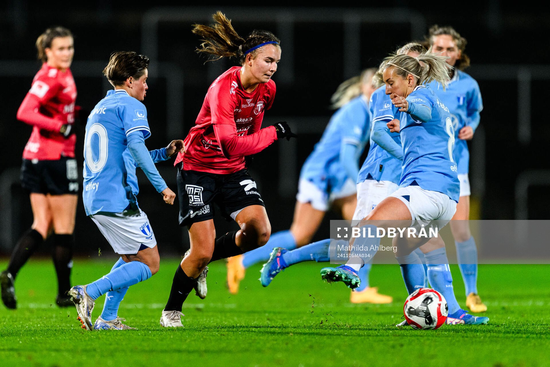 Malmö FFs Ema Paljevic och Trelleborgs Thelma Persson