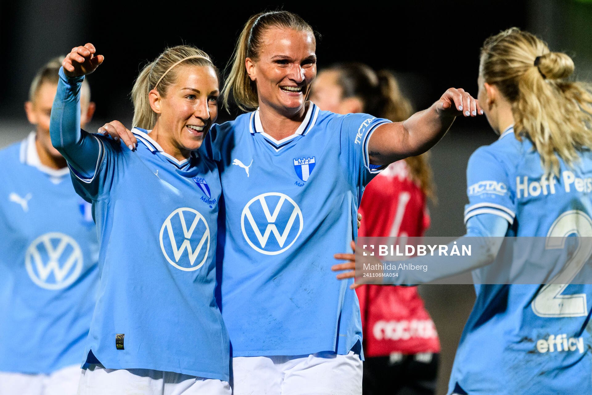 Malmö FFs Mia Persson och Lovisa Gustafsson jublar