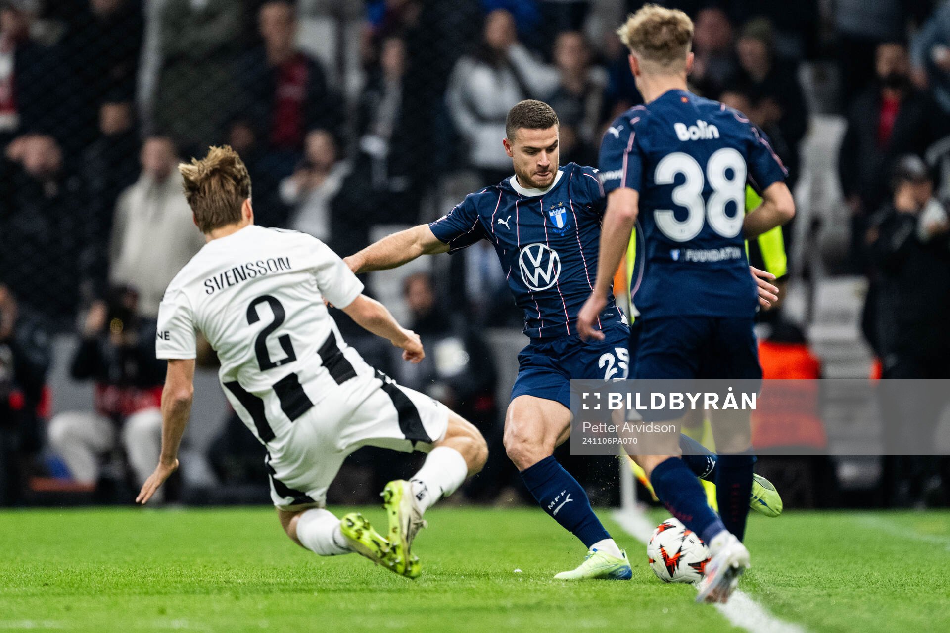 Jonas Svensson of Besiktas and Gabriel Busanello of Malmö FF during the UEFA Europa League football match between Besiktas and Malmö FF on November 6, 2024 in Istanbul.