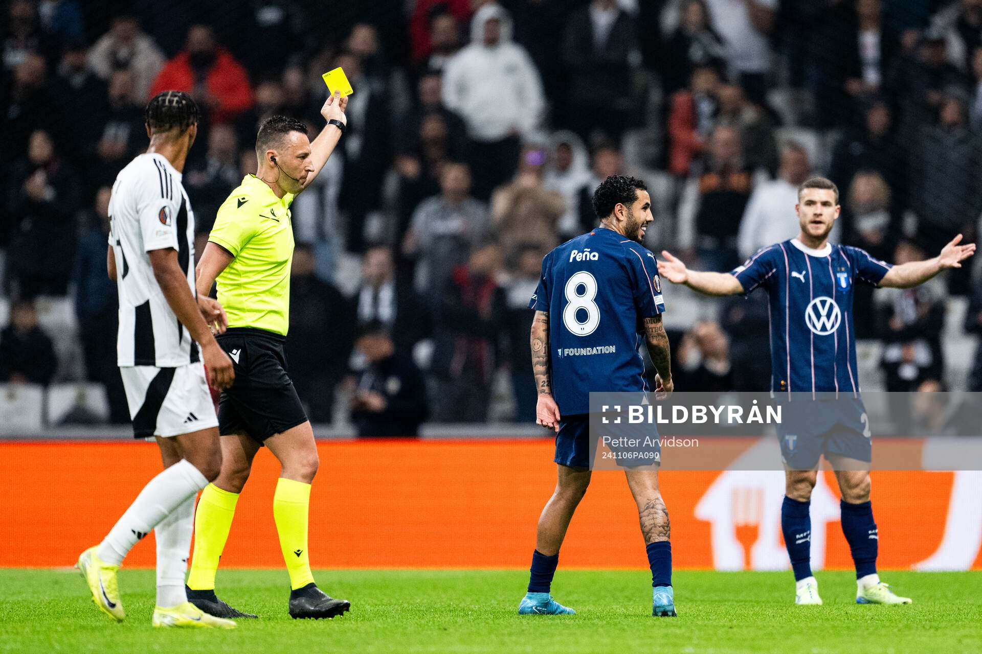 Sergio Pena of Malmö FF receives a yellow card from referee Sven Jablonski during the UEFA Europa League football match between Besiktas and Malmö FF on November 6, 2024 in Istanbul.