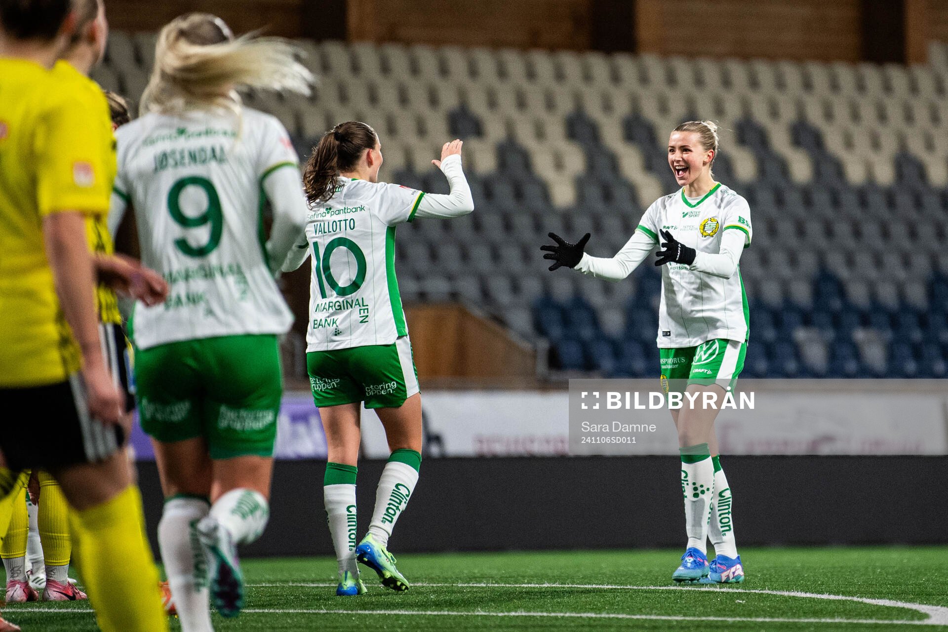 Hammarbys Smilla Vallotto och Thea Sørbo jublar