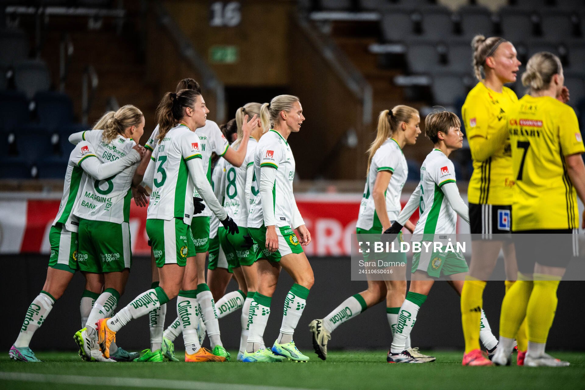 Hammarbys spelare jublar efter 0-3 av Anna Jøsendal under fotbollsmatchen i Svenska Cupen mellan Gamla Upsala och Hammarby den 6 november 2024 i Uppsala.