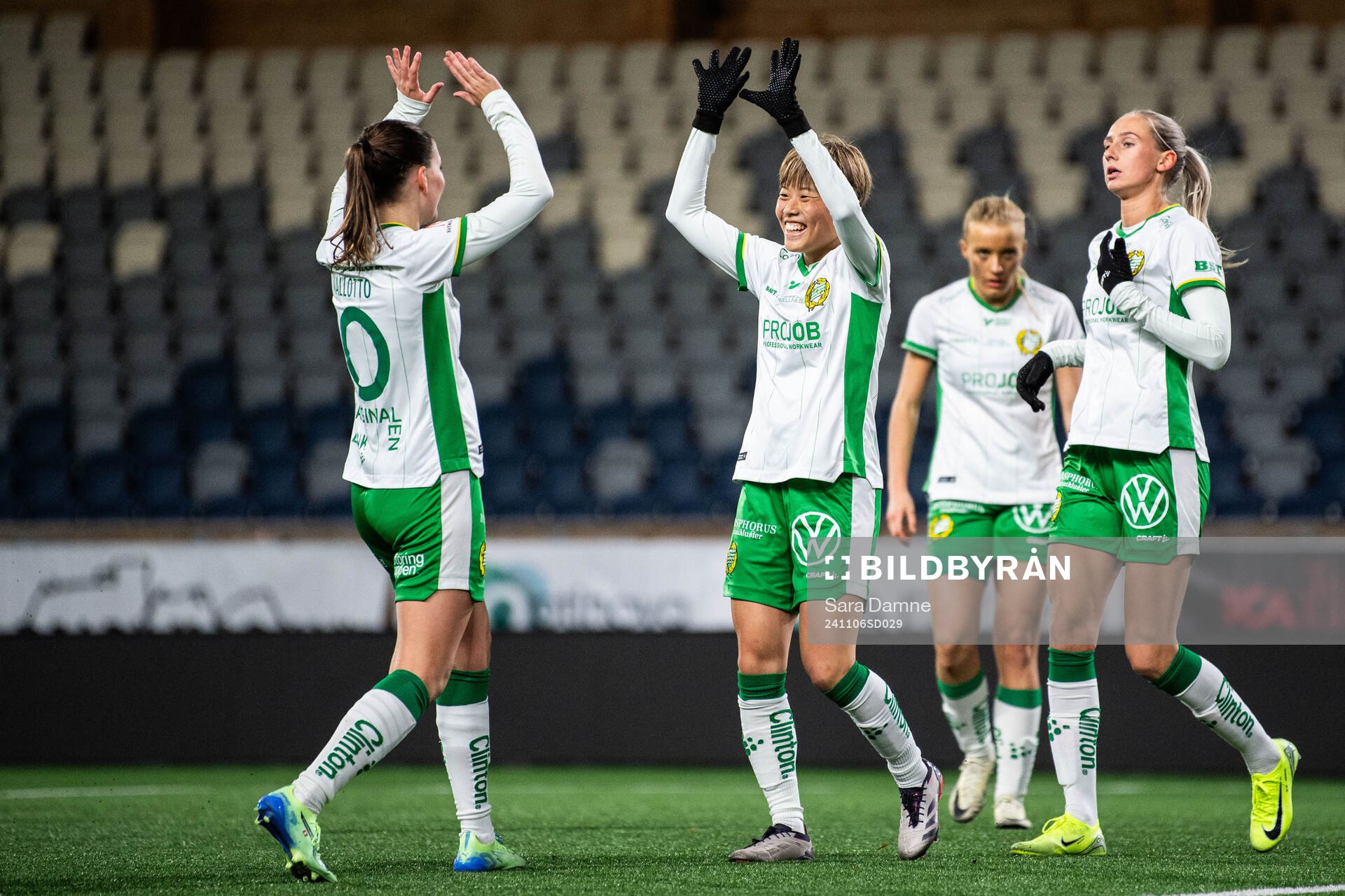 Hammarbys Smilla Vallotto och Suzu Amano jublar efter 0-5 under fotbollsmatchen i Svenska Cupen mellan Gamla Upsala och Hammarby den 6 november 2024 i Uppsala.