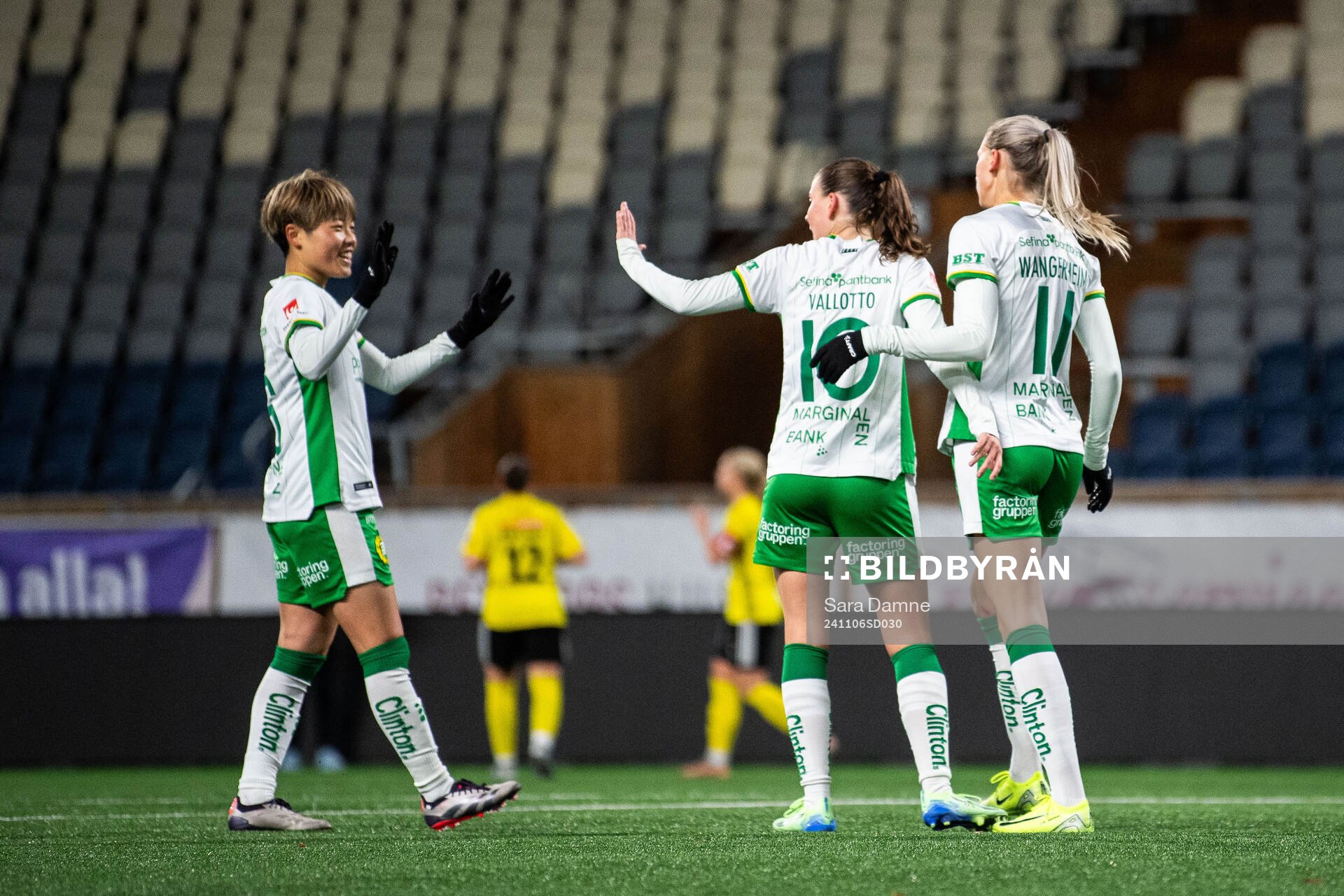 Hammarbys Suzu Amano, Smilla Vallotto och Ellen Wangerheim jublar efter 0-6 under fotbollsmatchen i Svenska Cupen mellan Gamla Upsala och Hammarby den 6 november 2024 i Uppsala. 
