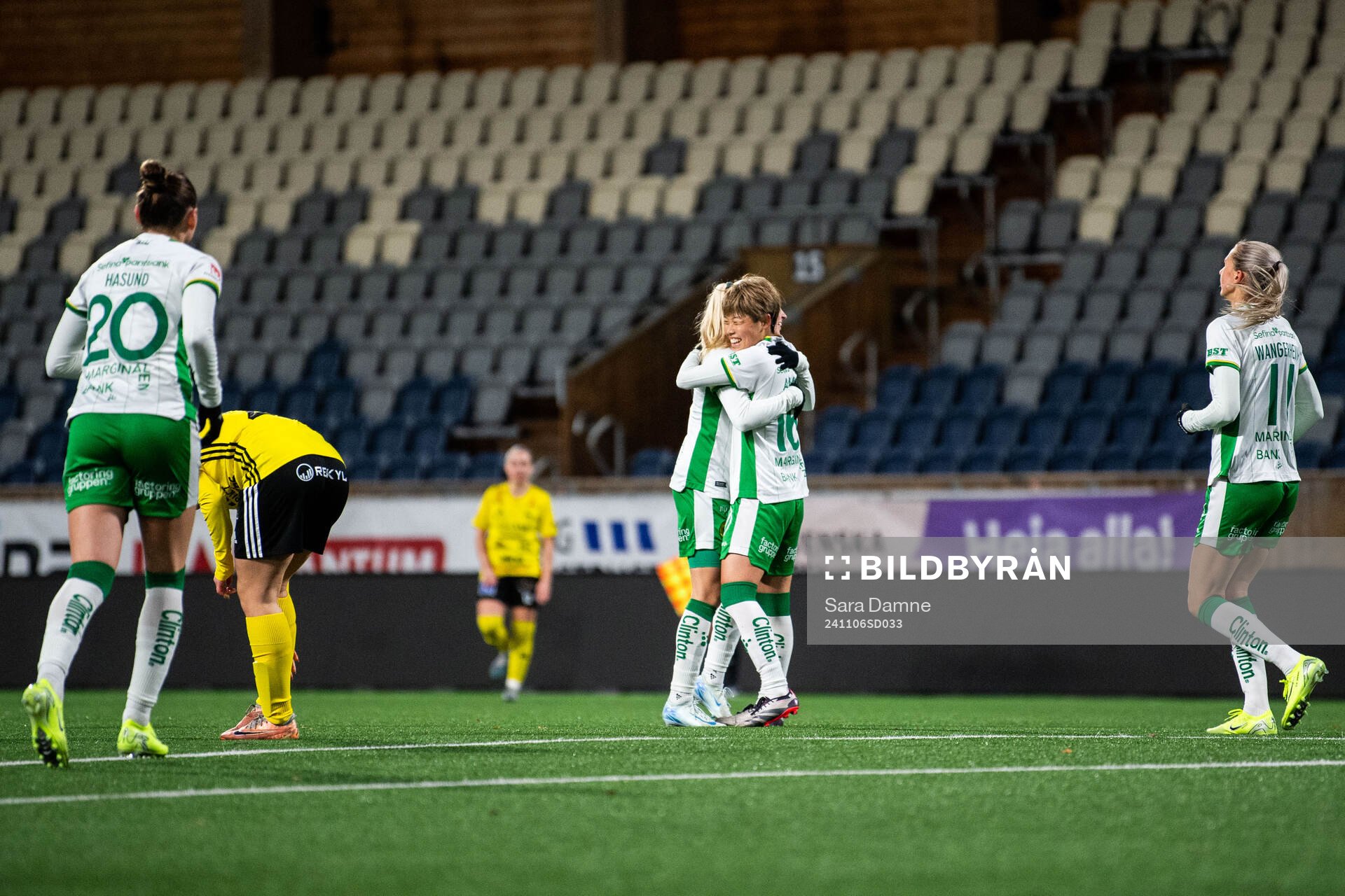 Hammarbys Emilie Joramo och Suzu Amano jublar