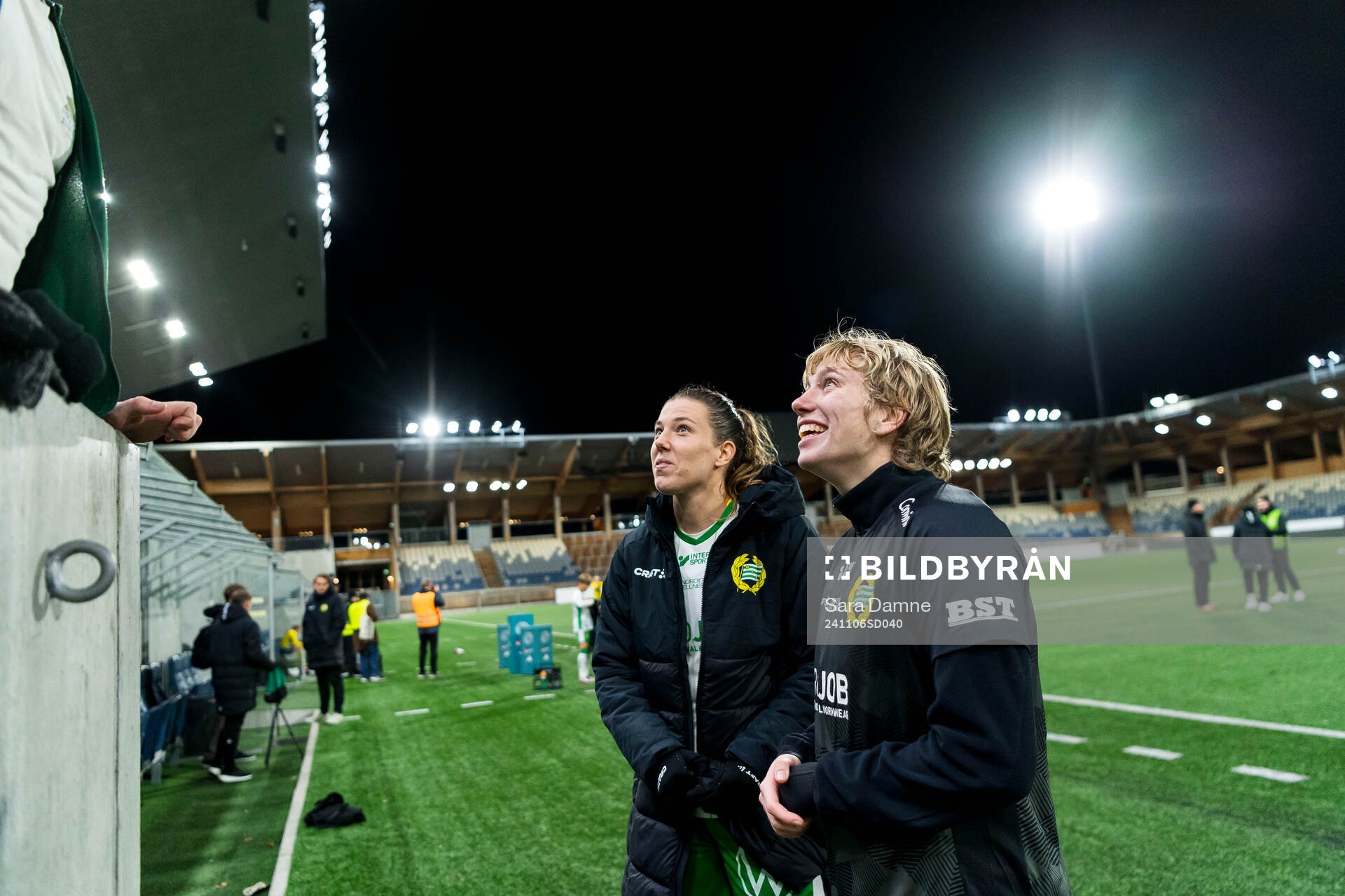 Hammarbys Emma Westin och målvakt Moa Edrud jublar