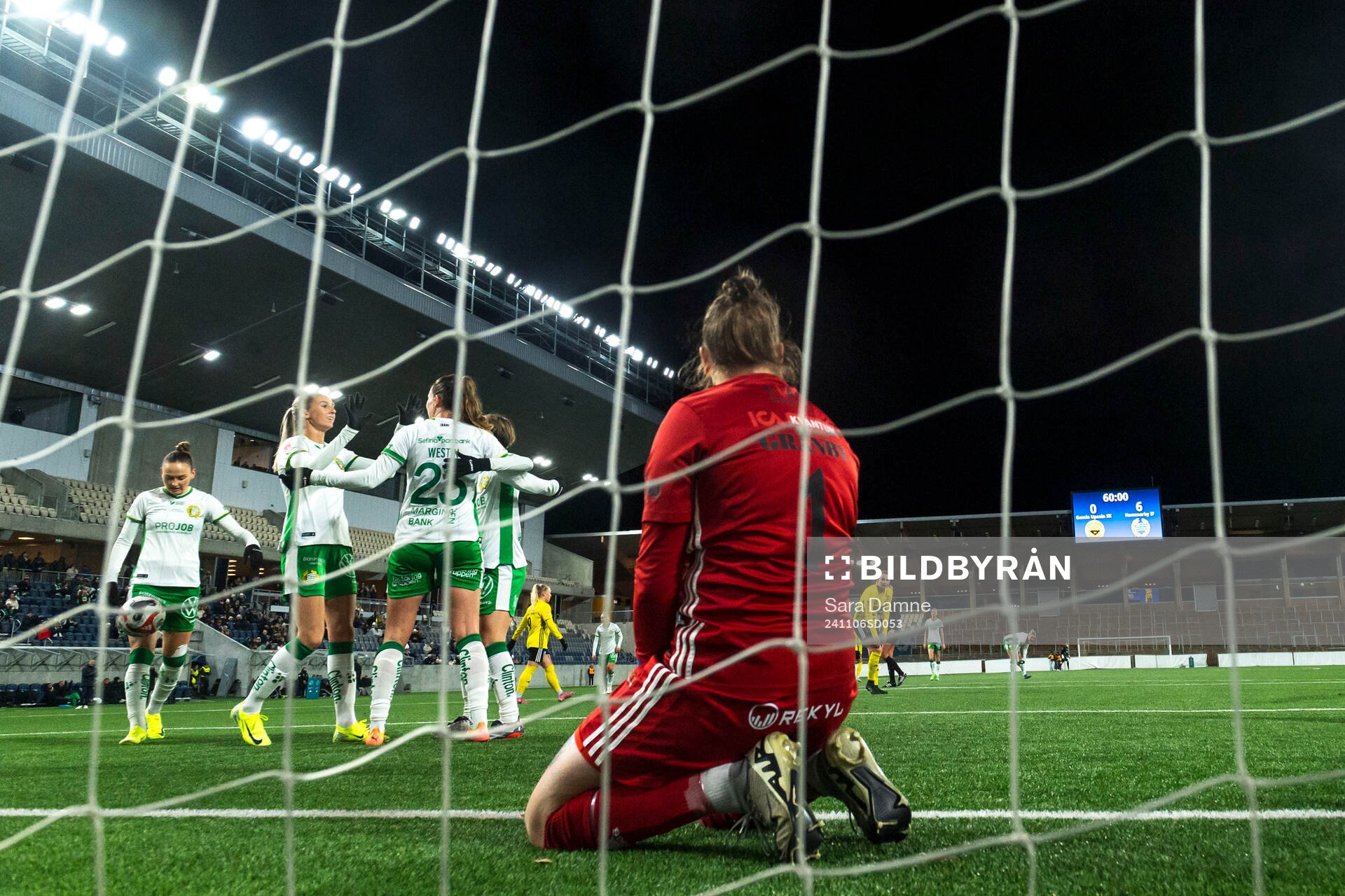 Hammarbys Ellen Wangerheim och Emma Westin jublar bakom