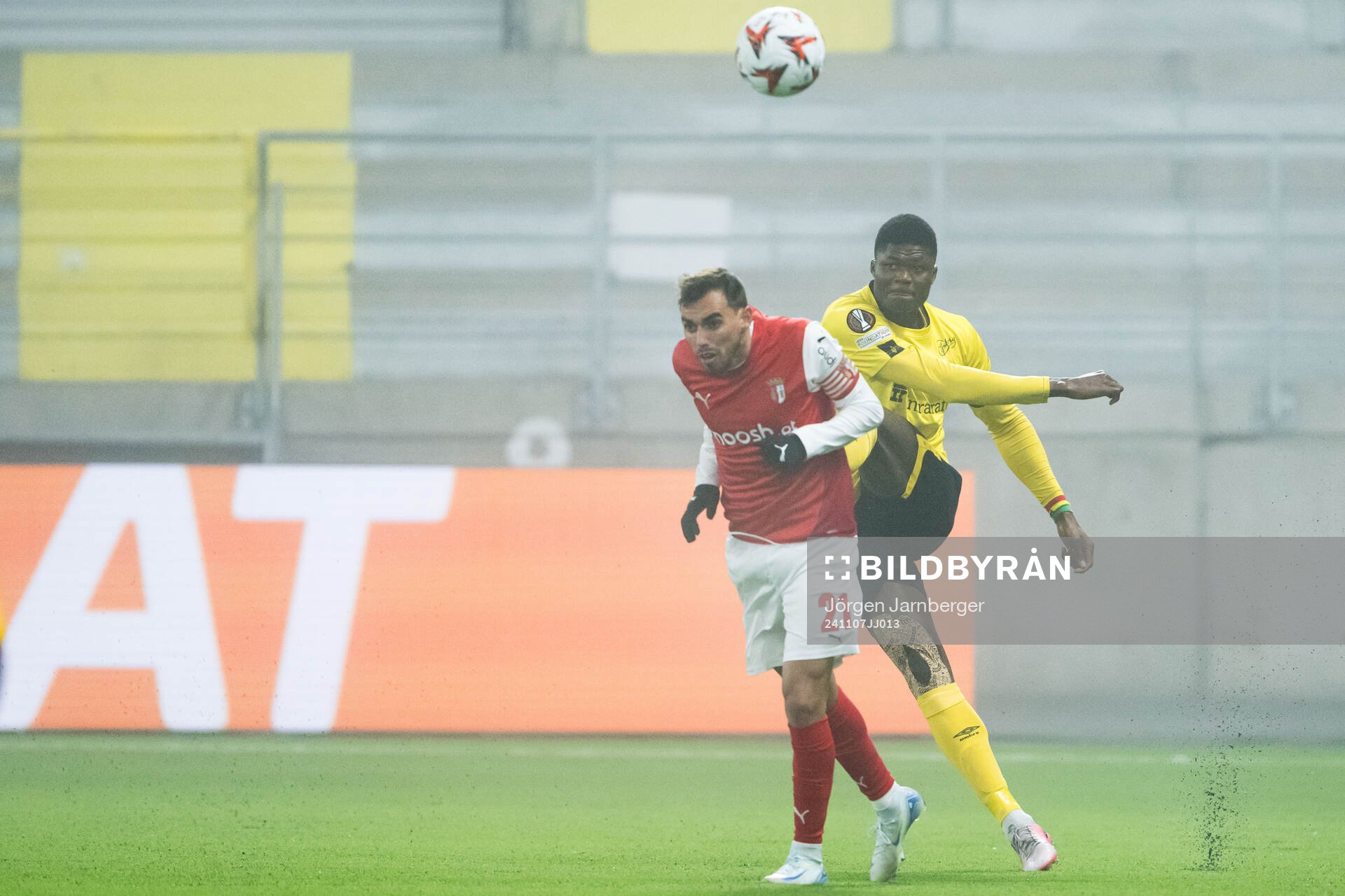 Ricardo Horta of Braga and Terry Yegbe of Elfsborg during the Europa League match between Elfsborg and Braga on November 7, 2024 in Borås.