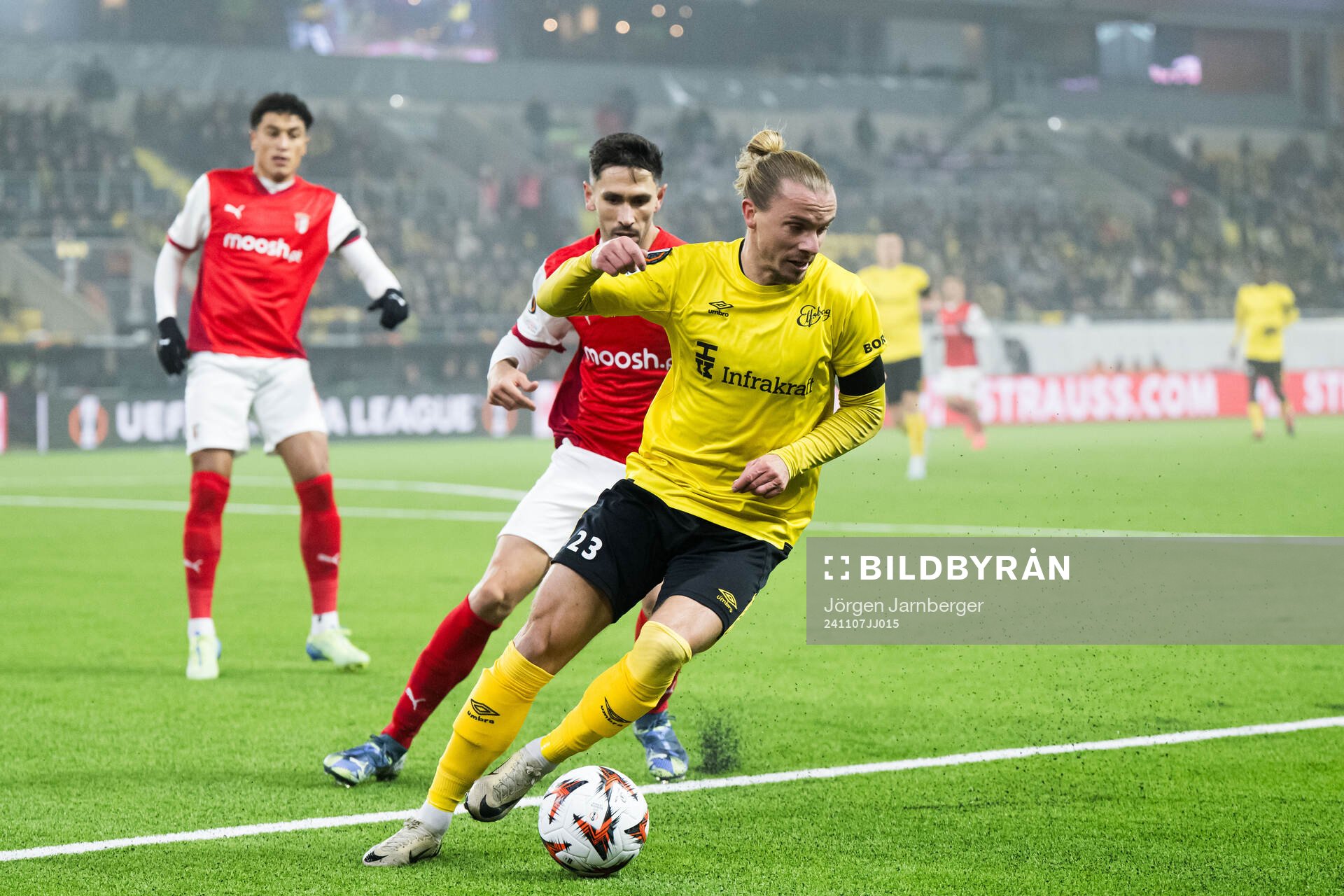 Niklas Hult of Elfsborg and Paulo Oliveira of Braga