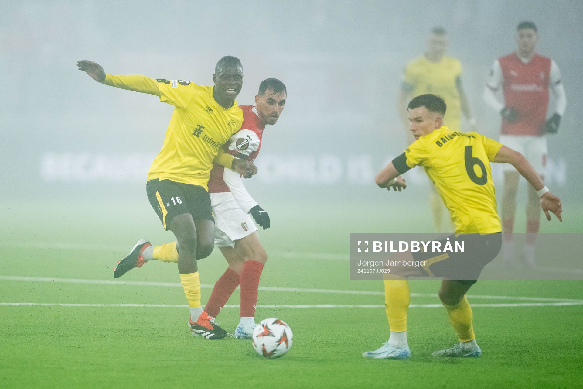 Timothy Noor Ouma of Elfsborg and Ricardo Horta of Braga during the Europa League match between Elfsborg and Braga on November 7, 2024 in Borås.