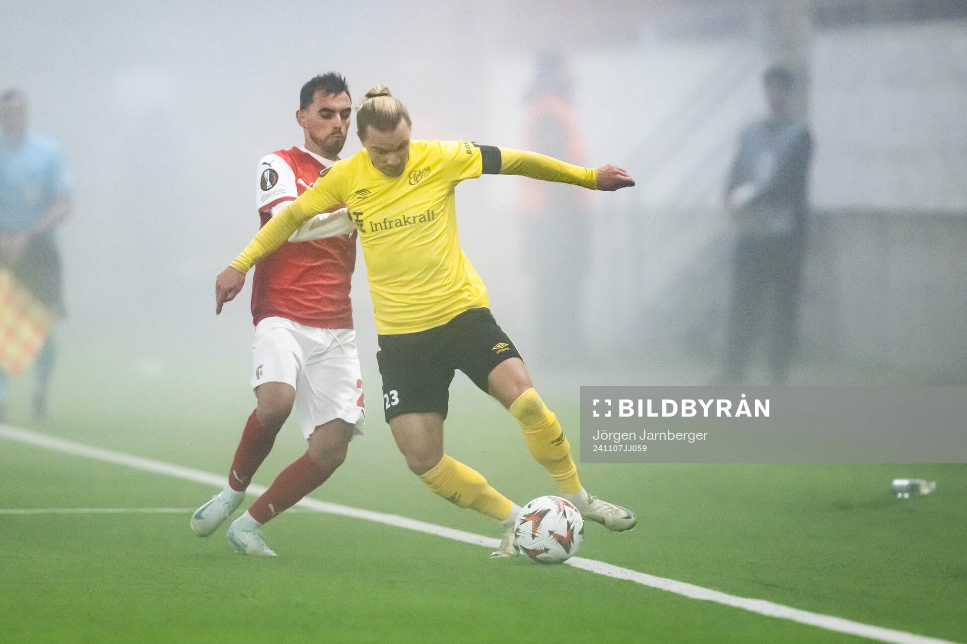 Ricardo Horta of Braga and Niklas Hult of Elfsborg