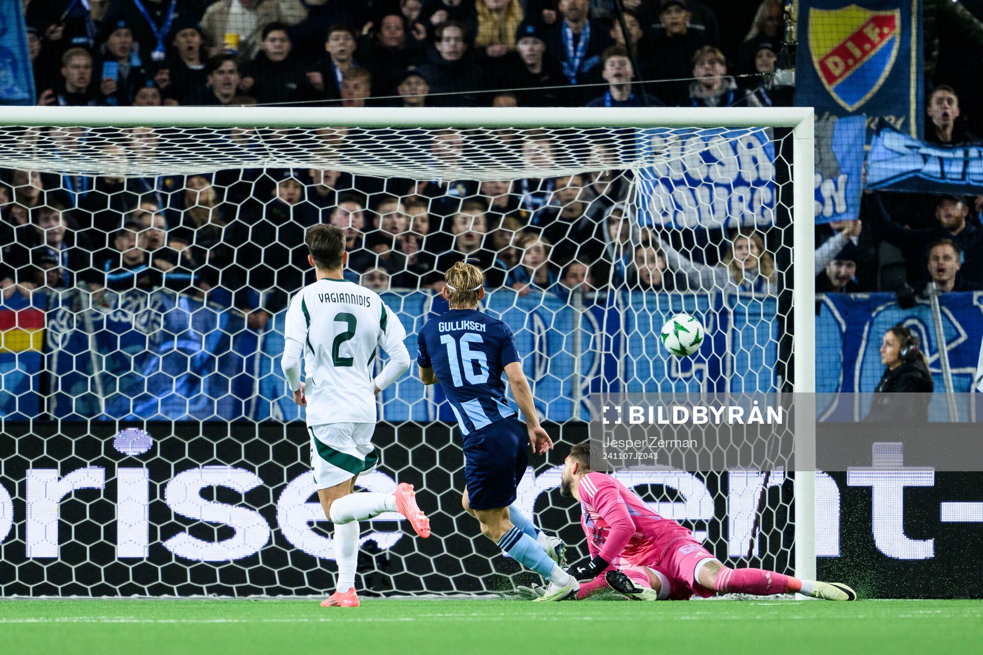 Tobias Gulliksen of Djurgården scores 1-1