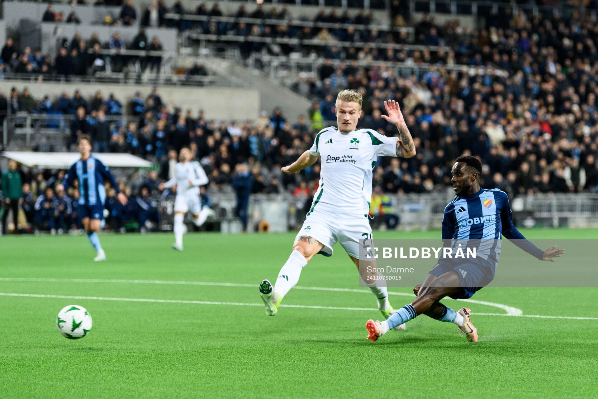 Tin Jedvaj of Panathinaikos and Tokmac Nguen of Djurgården