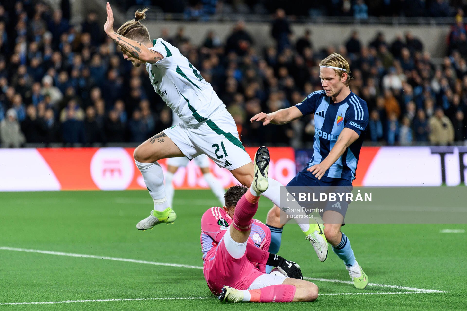 Tin Jedvaj and goalkeeper Bartlomiej Dragowski of