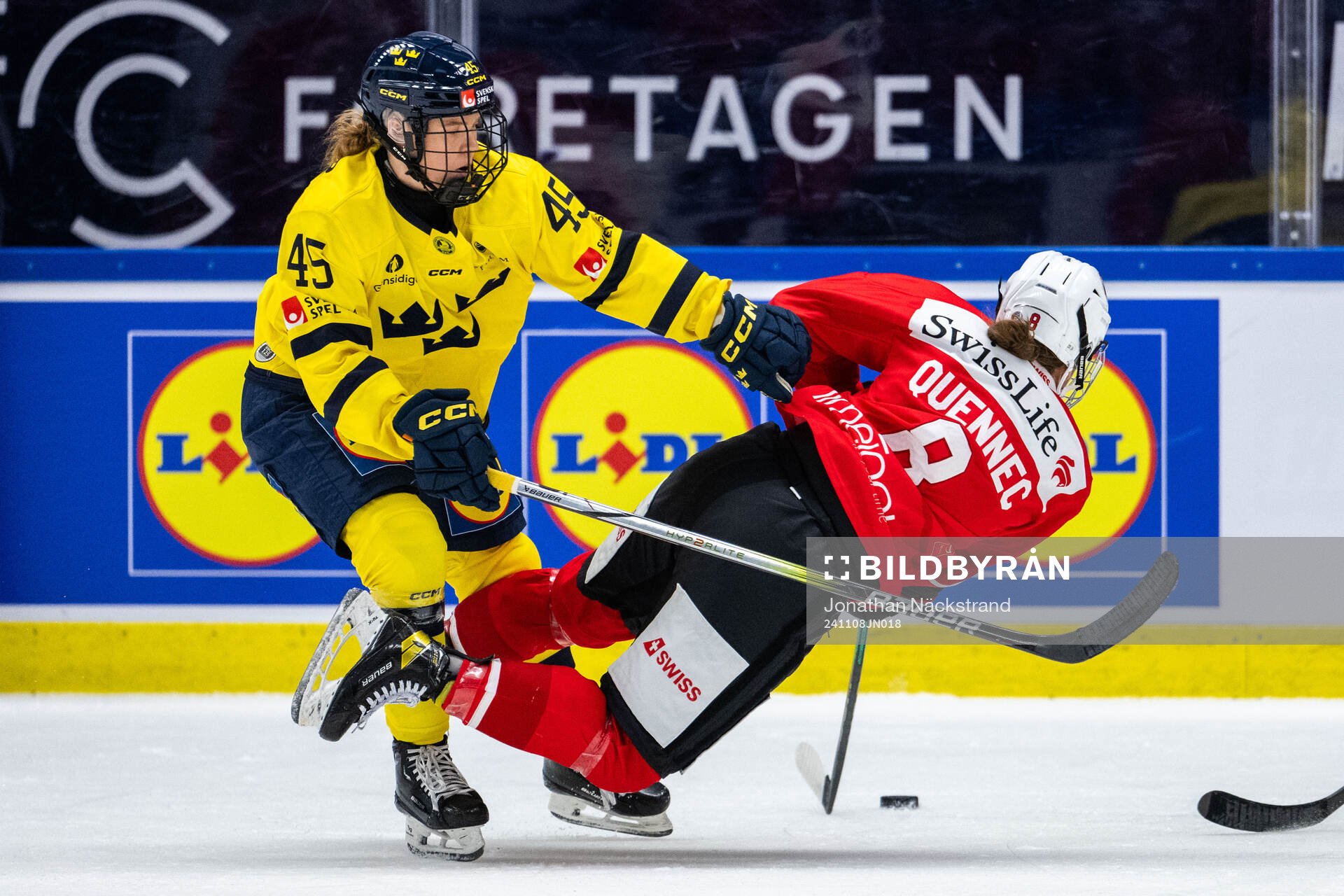 Paula Bergström of Sweden and Kaleigh Quennec of