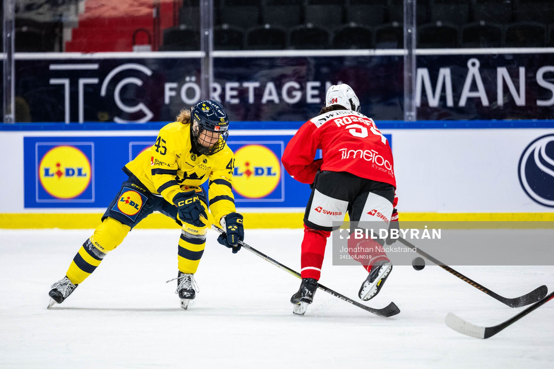 Paula Bergström of Sweden and Alena Lynn Rossel of