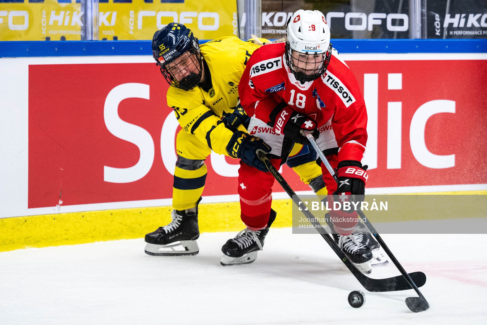 Jenna Raunio of Sweden and Stefanie Wetli of Switzerland