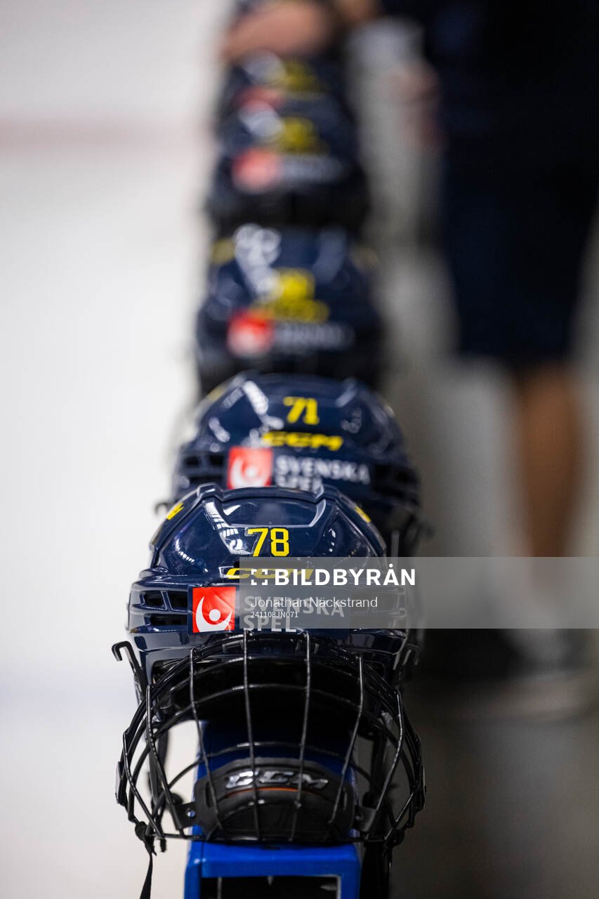 Helmets team Sweden’s players are lined up