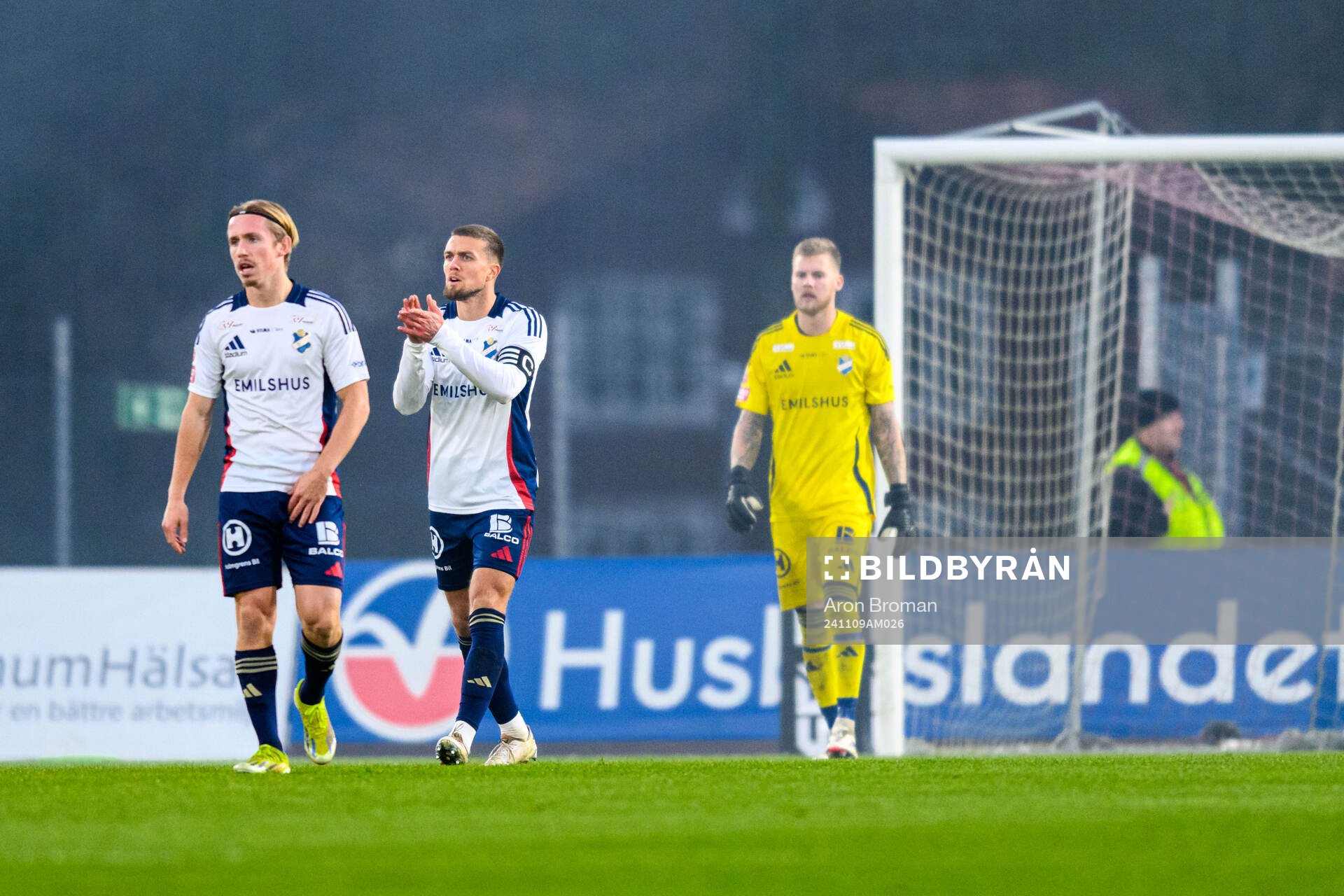 Östers Ivan Kricak och målvakt Robin Wallinder deppar