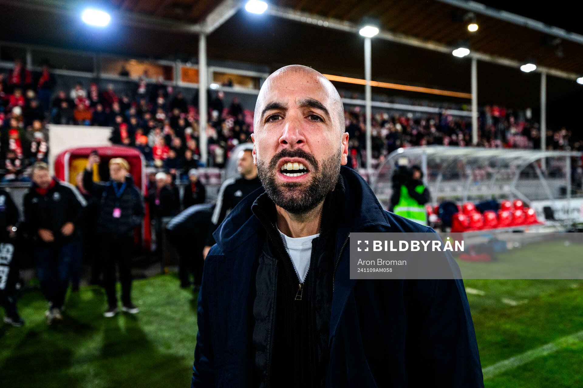 Östers tränare Martin Foyston  och supportrar jublar