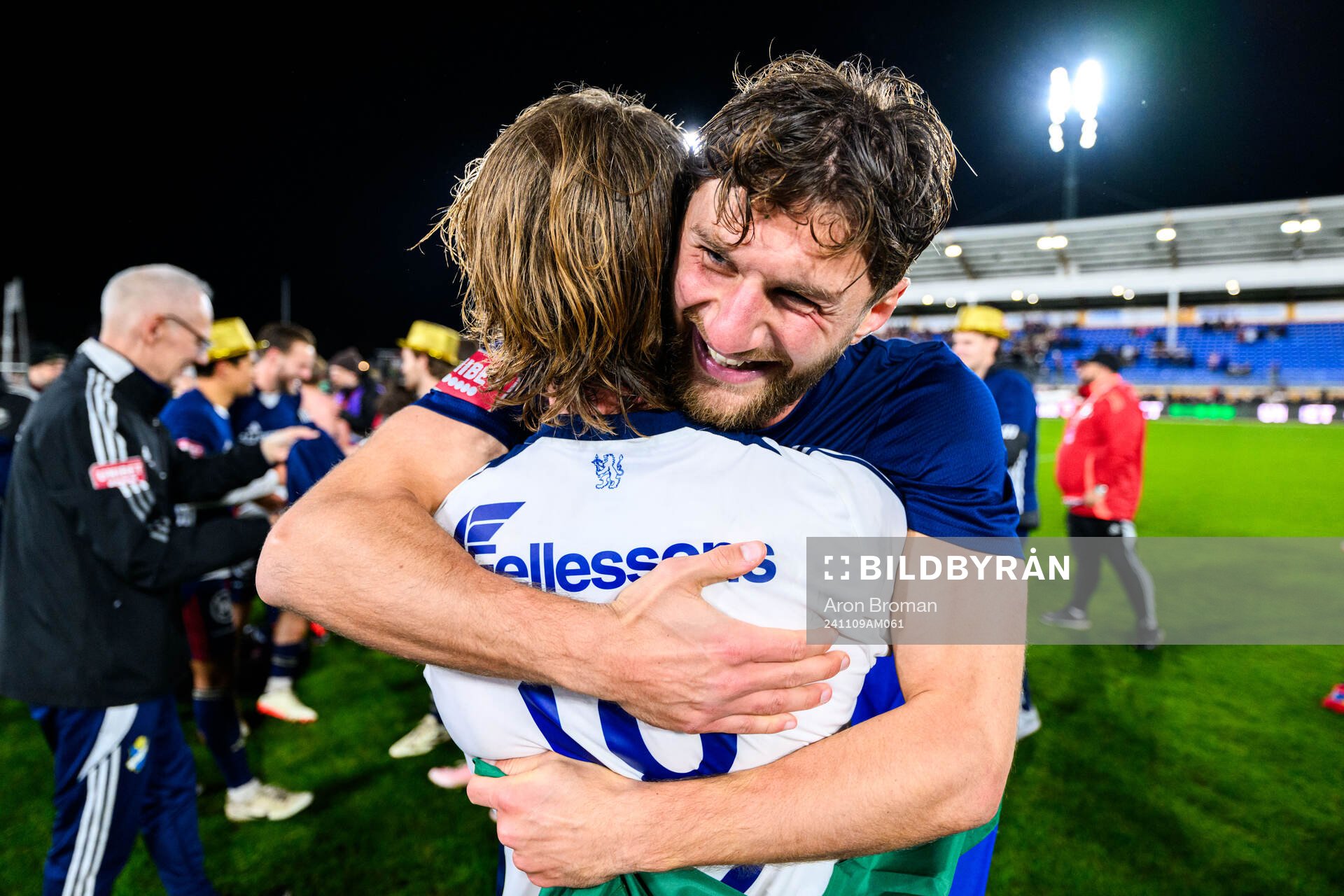 Östers Alibek Aliev jublar efter avancemang till Allsvenskan efter fotbollsmatchen i Superettan mellan Degerfors och Öster den 9 november 2024 i Degerfors.