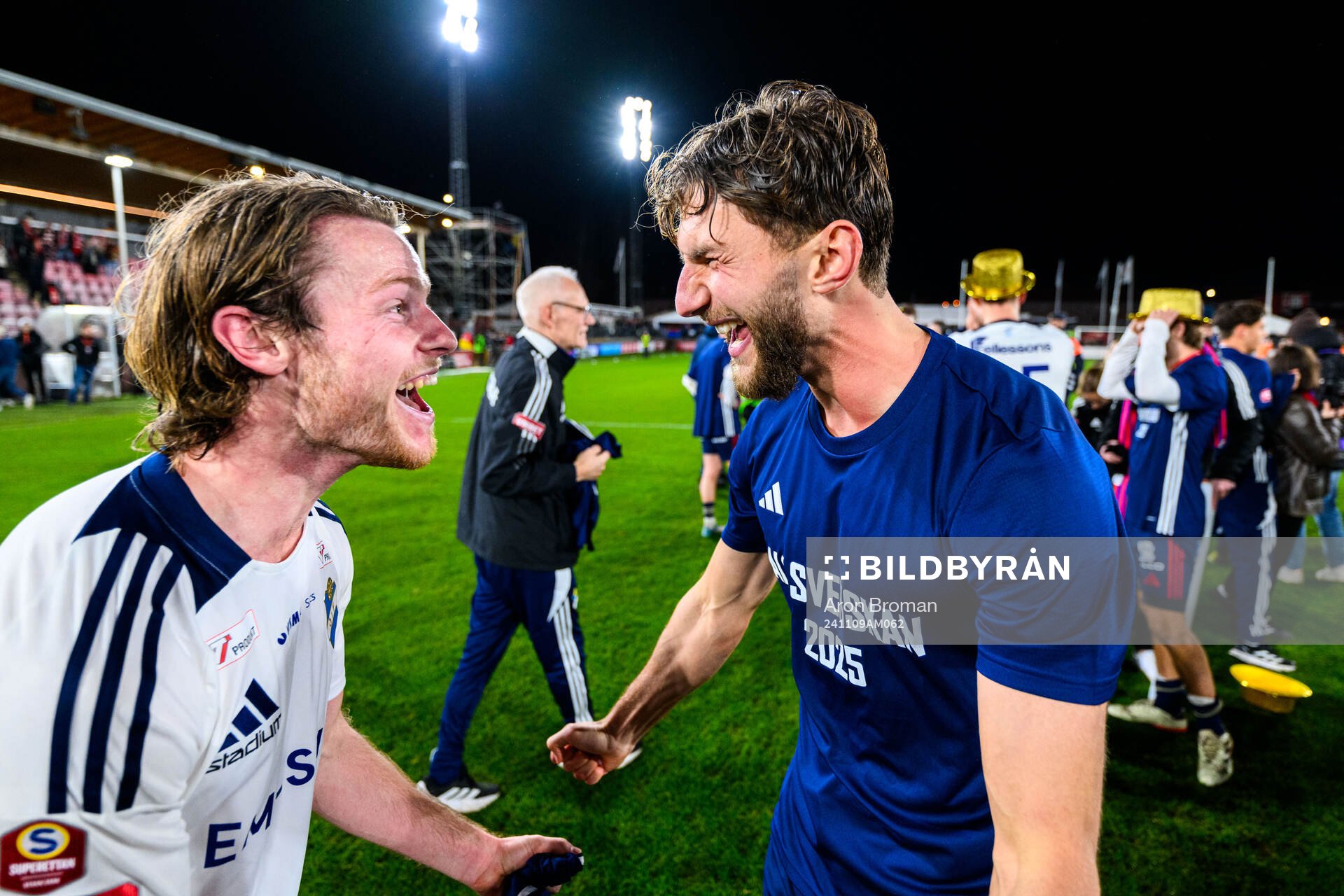 Östers Alibek Aliev jublar efter avancemang till Allsvenskan 2025 efter fotbollsmatchen i Superettan mellan Degerfors och Öster den 9 november 2024 i Degerfors.