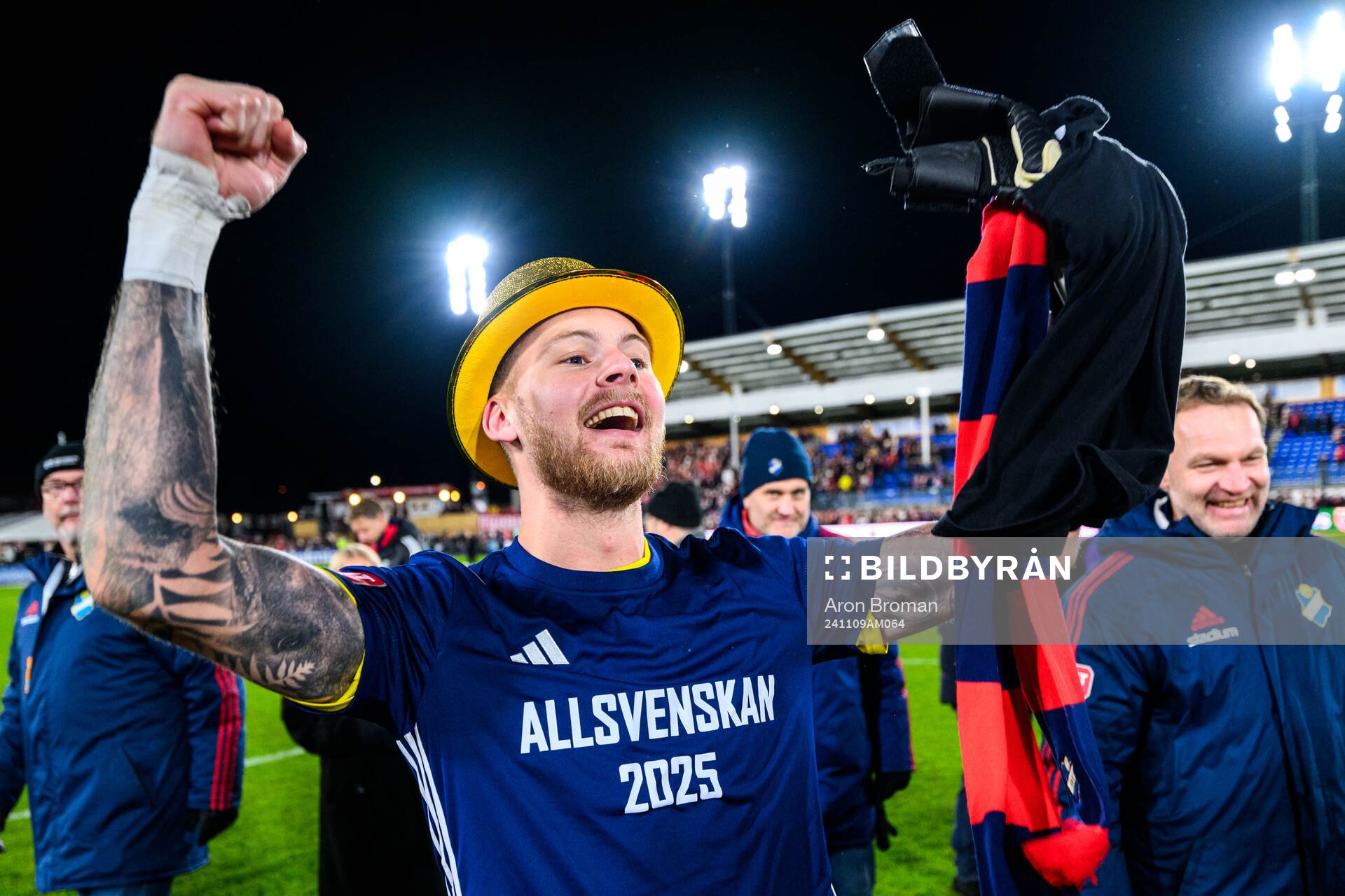 Östers målvakt Robin Wallinder jublar