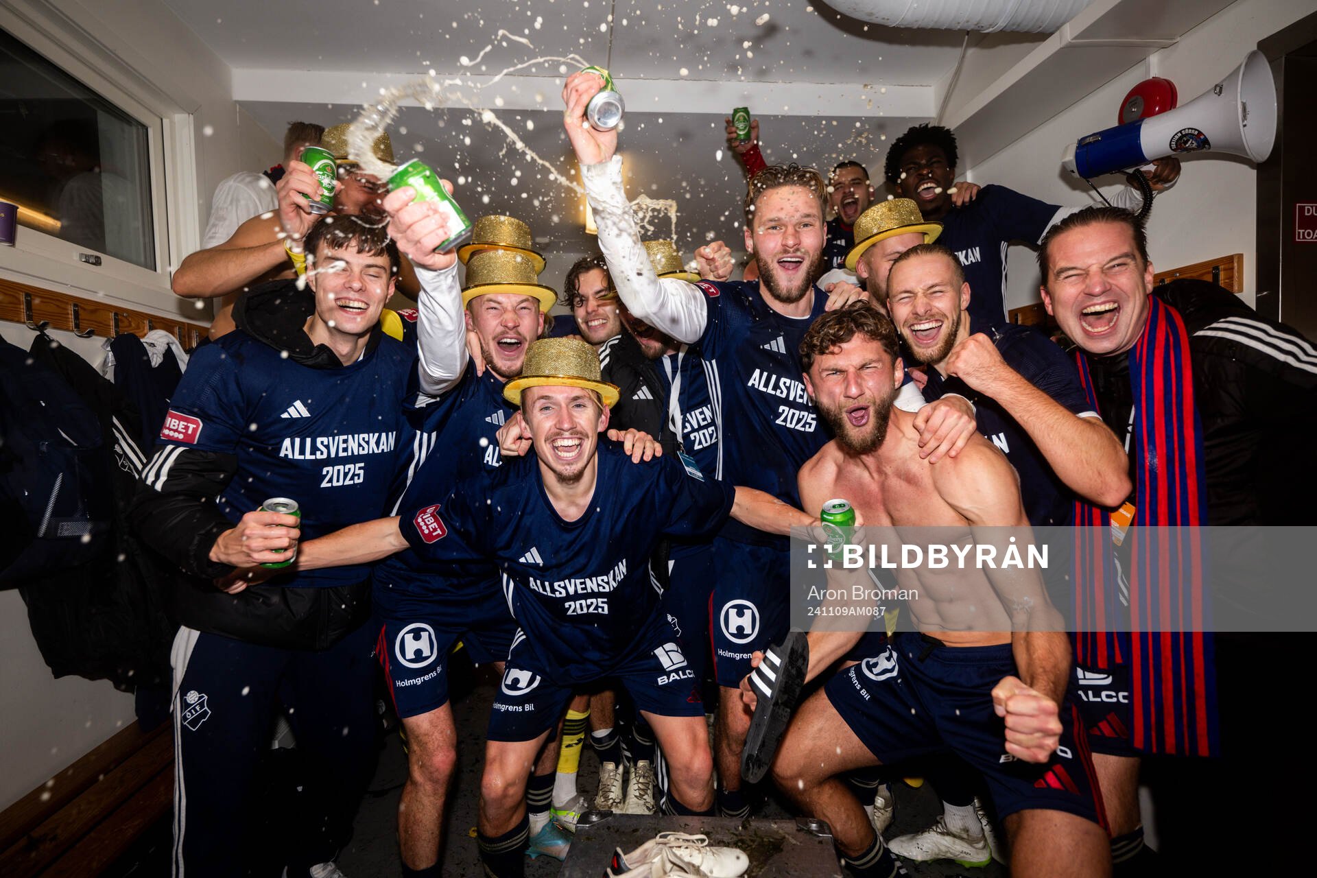 Östers spelare jublar efter avancemang till Allsvenskan 2025 efter fotbollsmatchen i Superettan mellan Degerfors och Öster den 9 november 2024 i Degerfors.