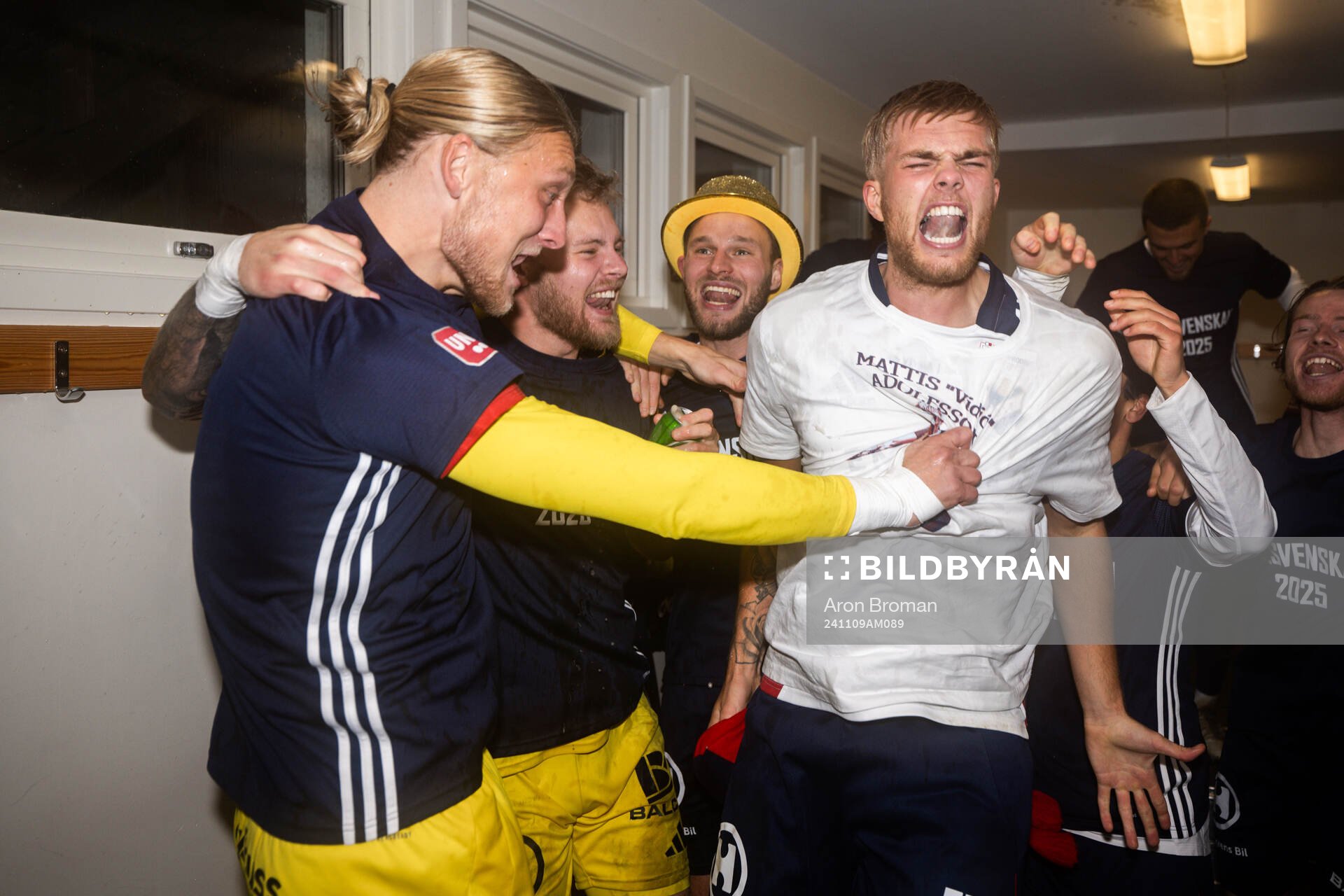 Östers spelare jublar efter avancemang till Allsvenskan 2025 efter fotbollsmatchen i Superettan mellan Degerfors och Öster den 9 november 2024 i Degerfors.