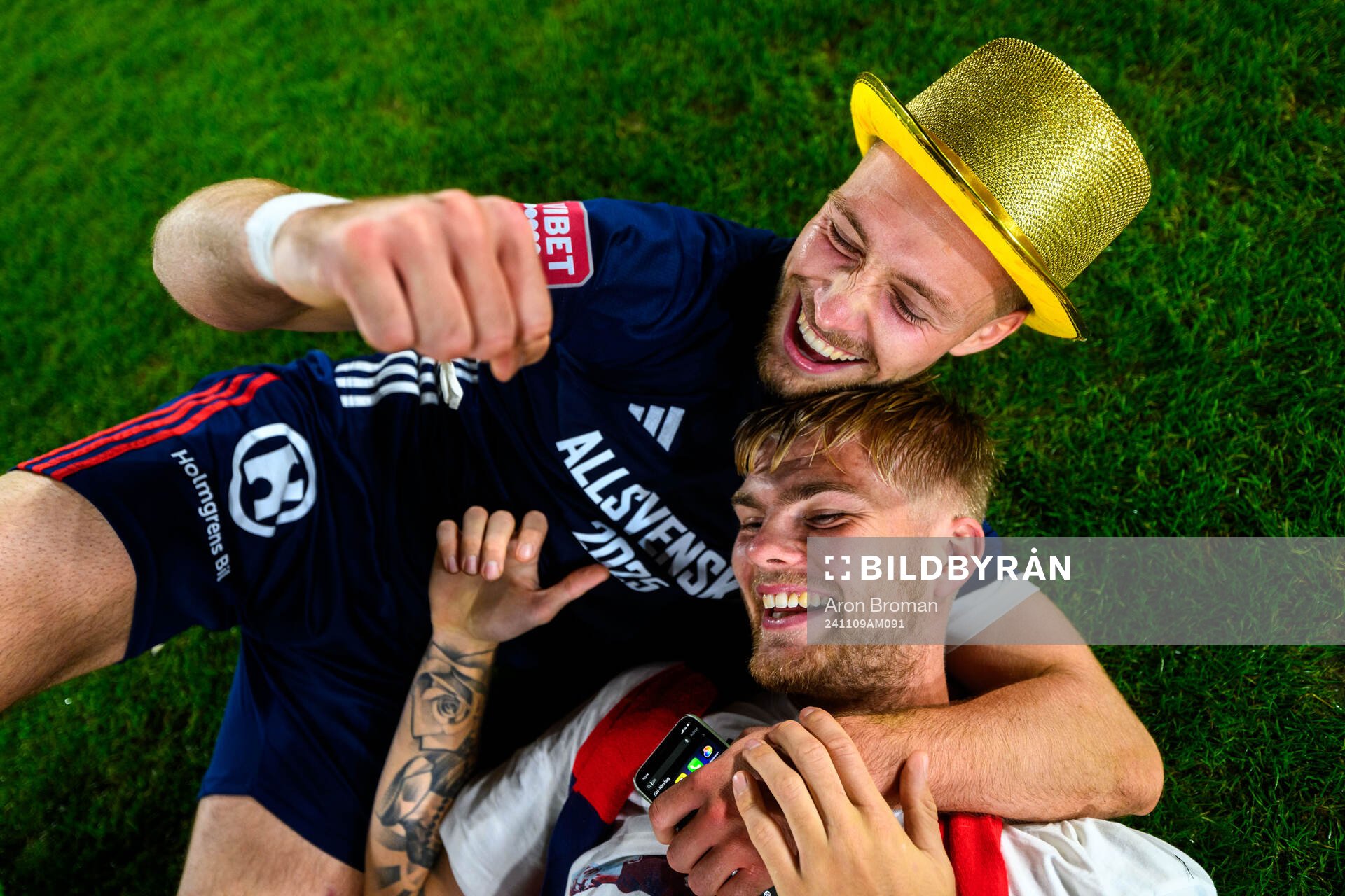 Östers Kevin Höög Jansson och Mattis Adolfsson jublar