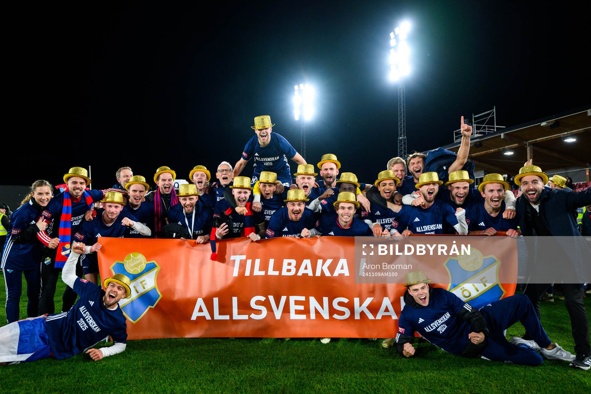 Östers spelare jublar över avancemang till Allsvenskan 2025 efter fotbollsmatchen i Superettan mellan Degerfors och Öster den 9 november 2024 i Degerfors.