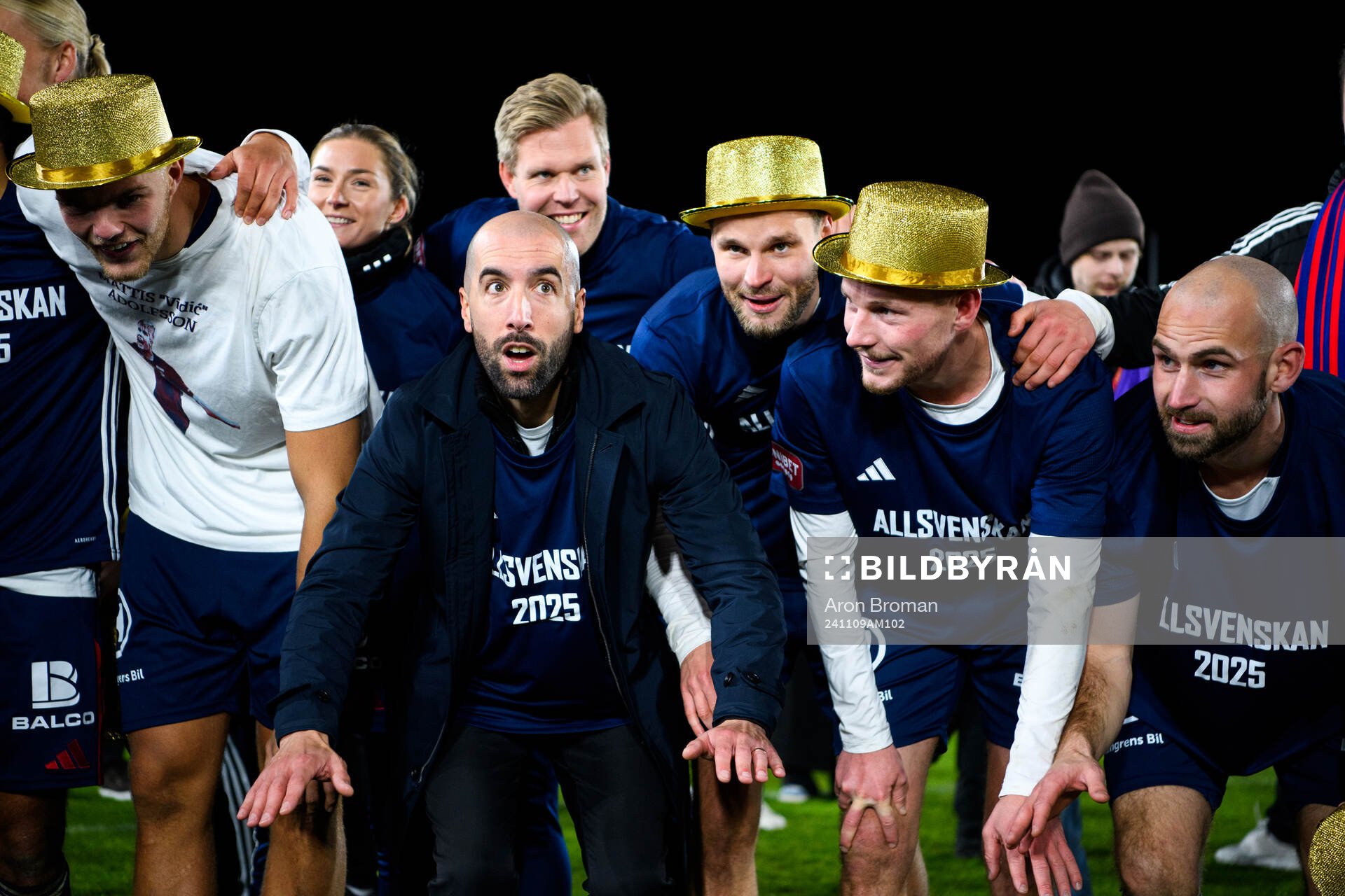 Östers tränare Martin Foyston och spelare jublar över