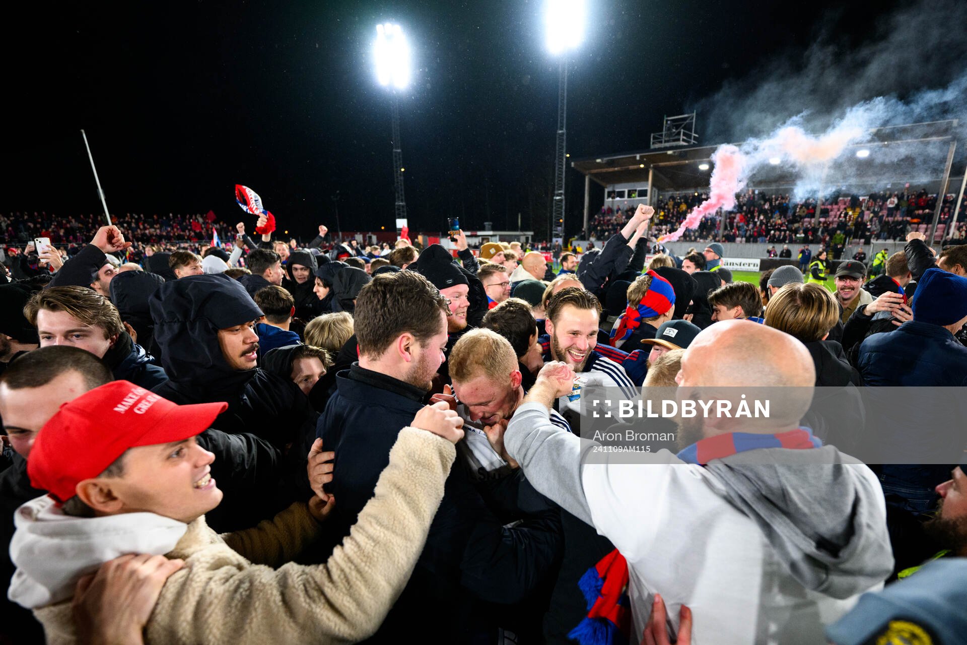 Östers Niklas Söderberg jublar med supportrar över